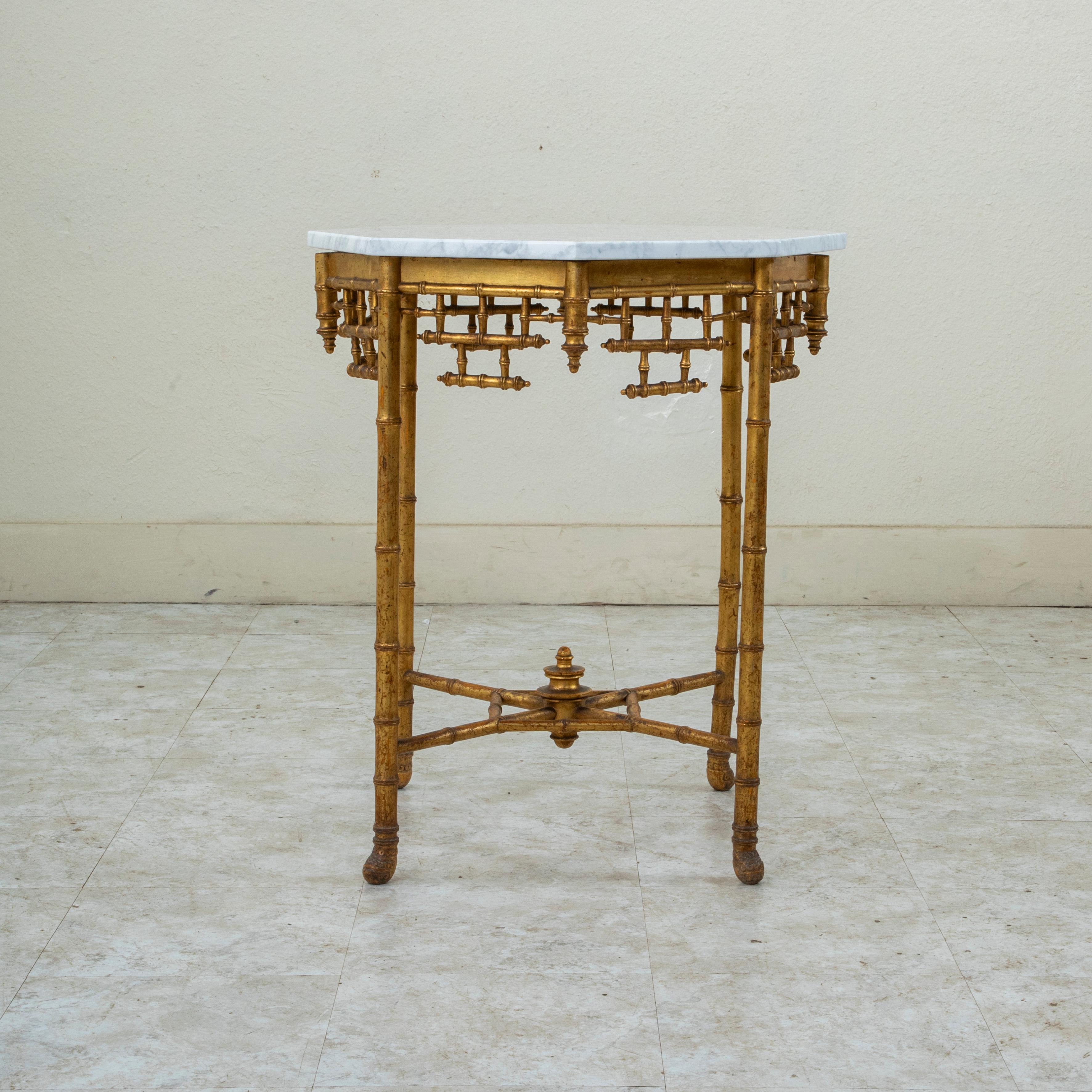 XIXe siècle Table d'appoint d'époque Napoléon III en faux bambou et bois doré, marbre, 19e siècle en vente