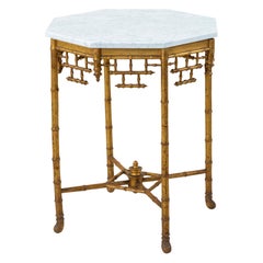 Mesa auxiliar de madera dorada de imitación de bambú del periodo Napoleón III francés del siglo XIX, mármol