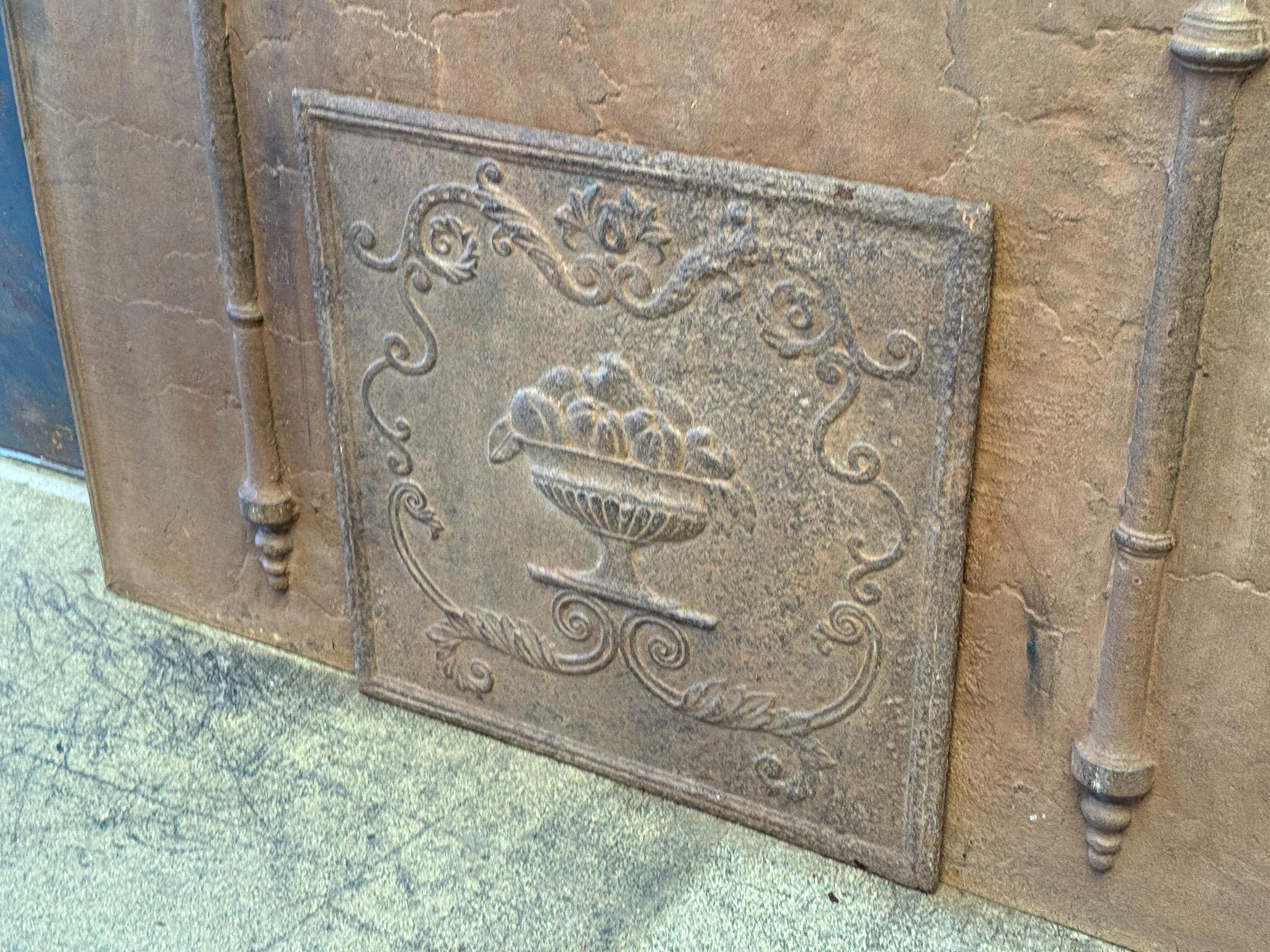 Plaque de cheminée française du XIXe siècle d'époque Napoléon III avec une coupe de fruits décorative.

La plaque de cheminée présente une patine naturelle brune. Sur demande, elle peut être fabriquée en noir / étain avec polissage au four sans coût