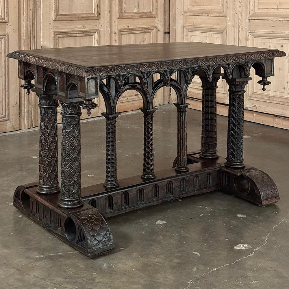 Table de bibliothèque en noyer du 19e siècle d'époque Napoléon III et de style Revive gothique en vente 2