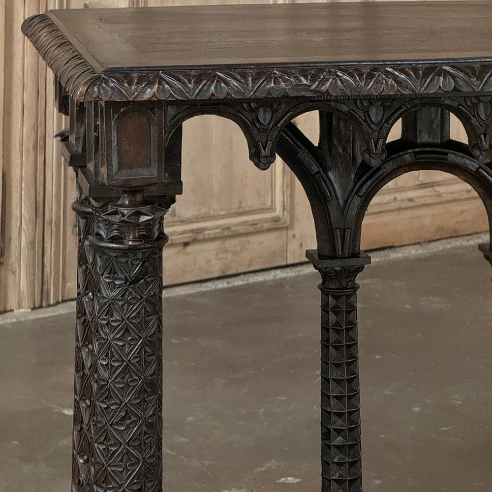 Table de bibliothèque en noyer du 19e siècle d'époque Napoléon III et de style Revive gothique en vente 3