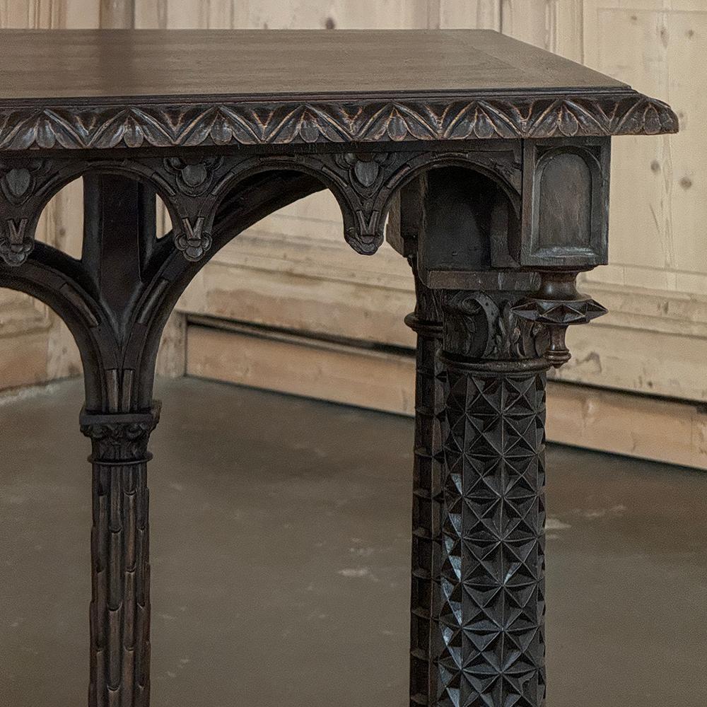 Table de bibliothèque en noyer du 19e siècle d'époque Napoléon III et de style Revive gothique en vente 4
