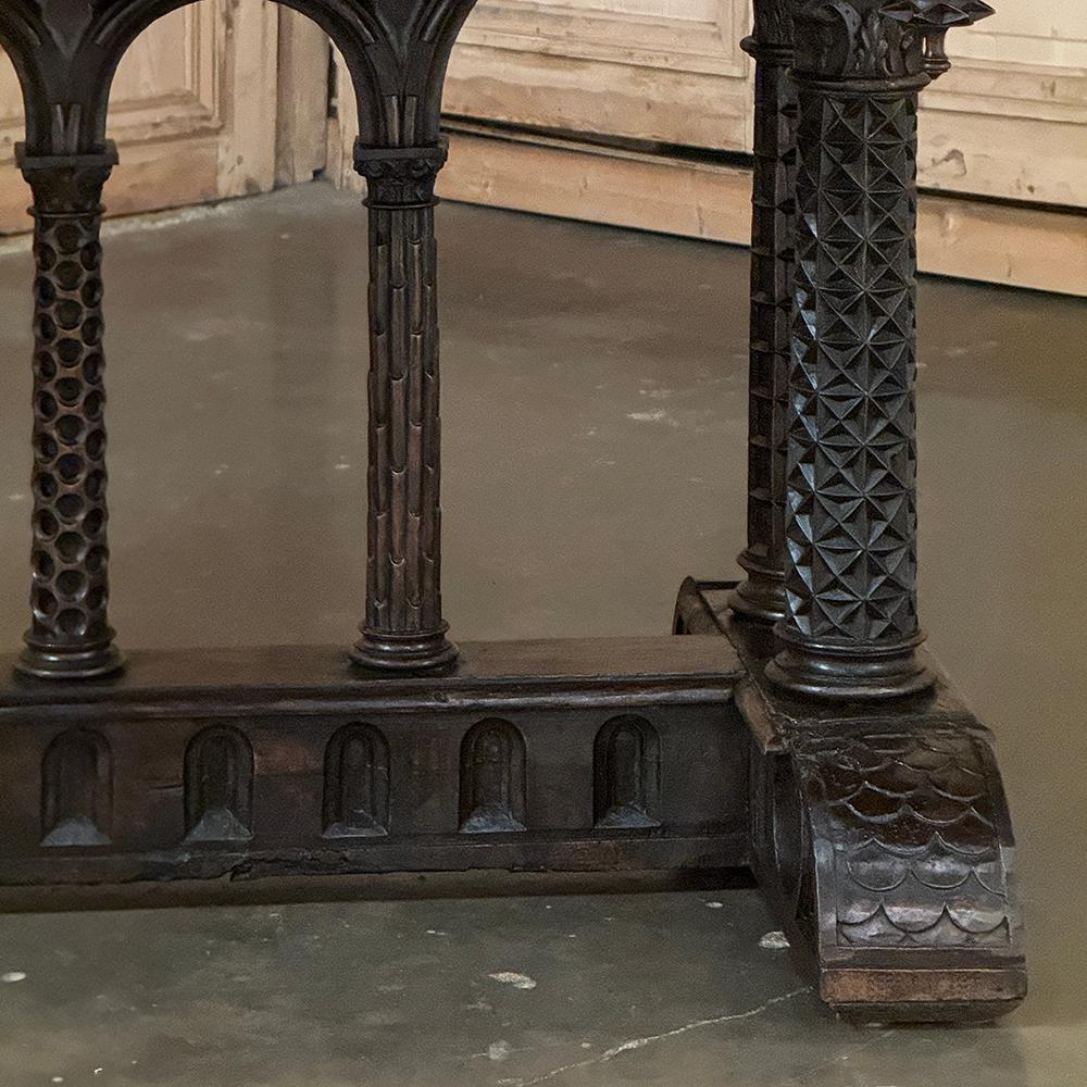 Table de bibliothèque en noyer du 19e siècle d'époque Napoléon III et de style Revive gothique en vente 5