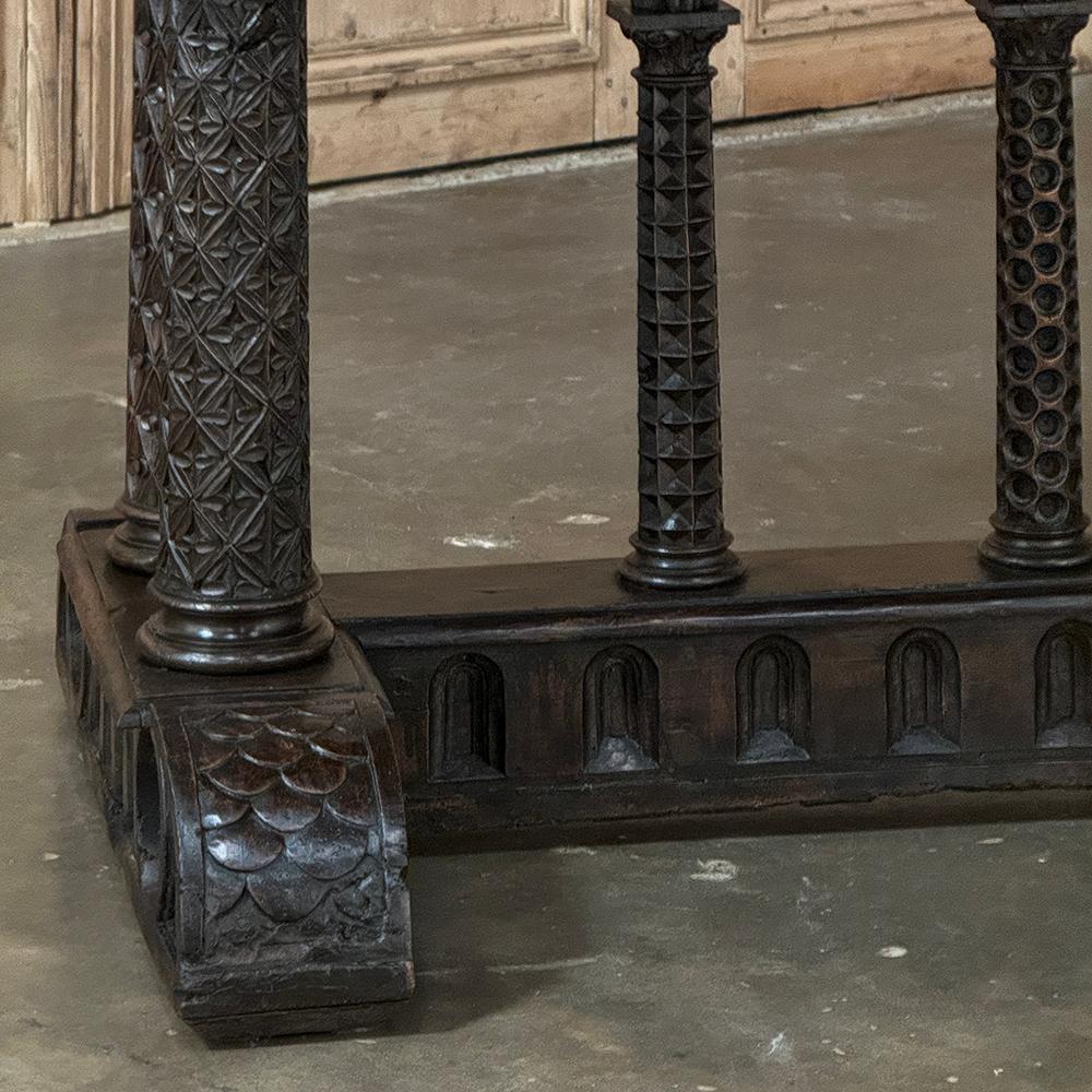 Table de bibliothèque en noyer du 19e siècle d'époque Napoléon III et de style Revive gothique en vente 6