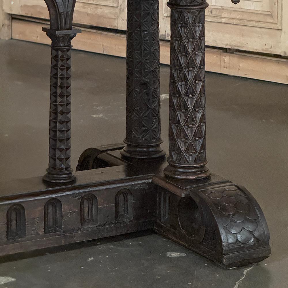 Sculpté à la main Table de bibliothèque en noyer du 19e siècle d'époque Napoléon III et de style Revive gothique en vente