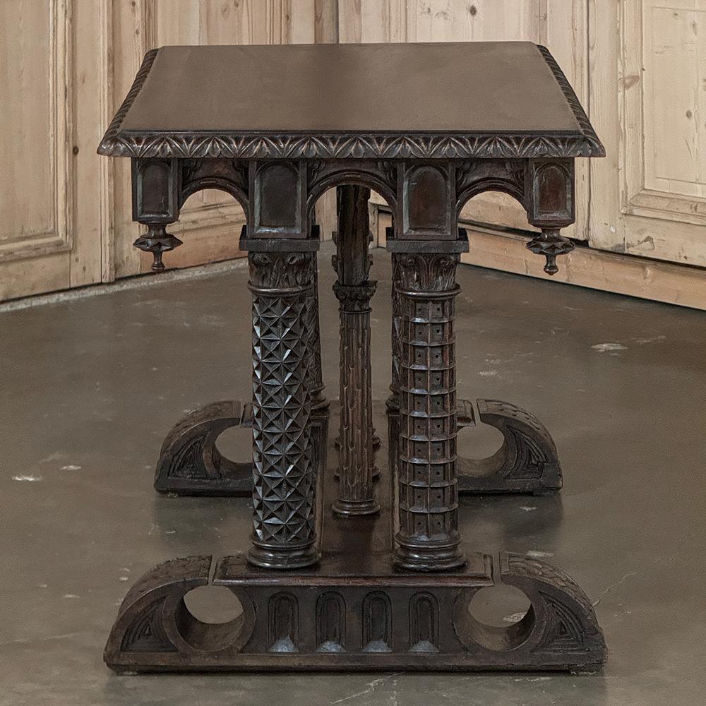 Table de bibliothèque en noyer du 19e siècle d'époque Napoléon III et de style Revive gothique Bon état - En vente à Dallas, TX