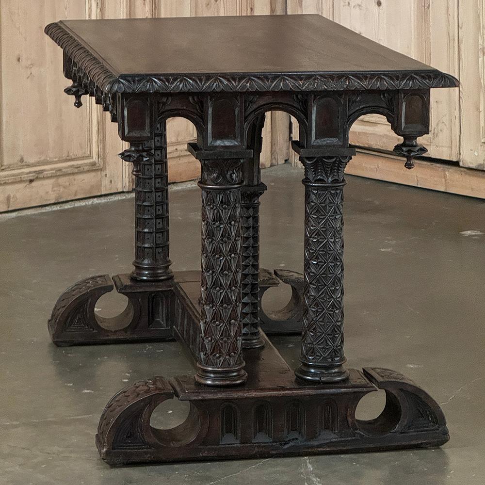20ième siècle Table de bibliothèque en noyer du 19e siècle d'époque Napoléon III et de style Revive gothique en vente