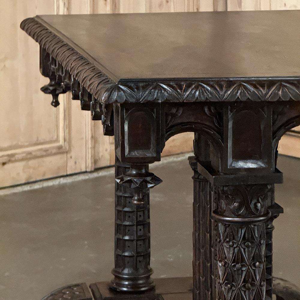 Noyer Table de bibliothèque en noyer du 19e siècle d'époque Napoléon III et de style Revive gothique en vente