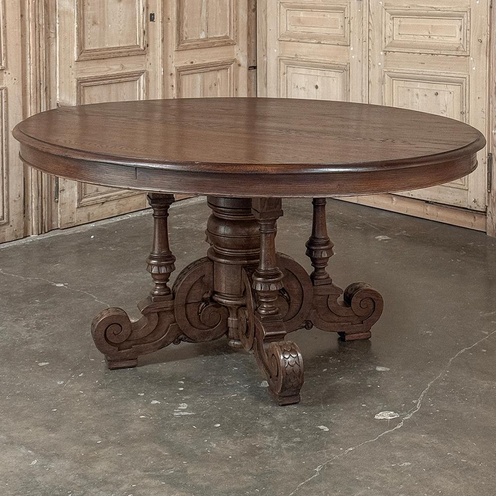 Il Grande Tavolo Centrale Ovale Francese del XIX secolo del periodo Napoleone III è abbastanza grande da poter essere utilizzato come tavolo da pranzo intimo!  Realizzato a mano con una fitta quercia secolare per durare letteralmente per secoli,