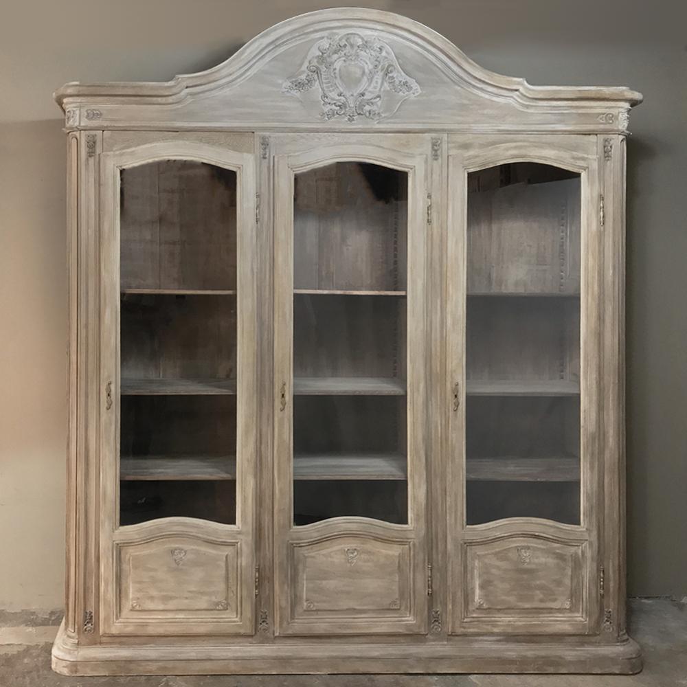 19th century French Napoleon III period grand bookcase was handcrafted from solid old-growth quarter-sawn white oak, and features a massive arched crown that soars to nine and a half feet tall, plus a full eight feet in width! Aside from the