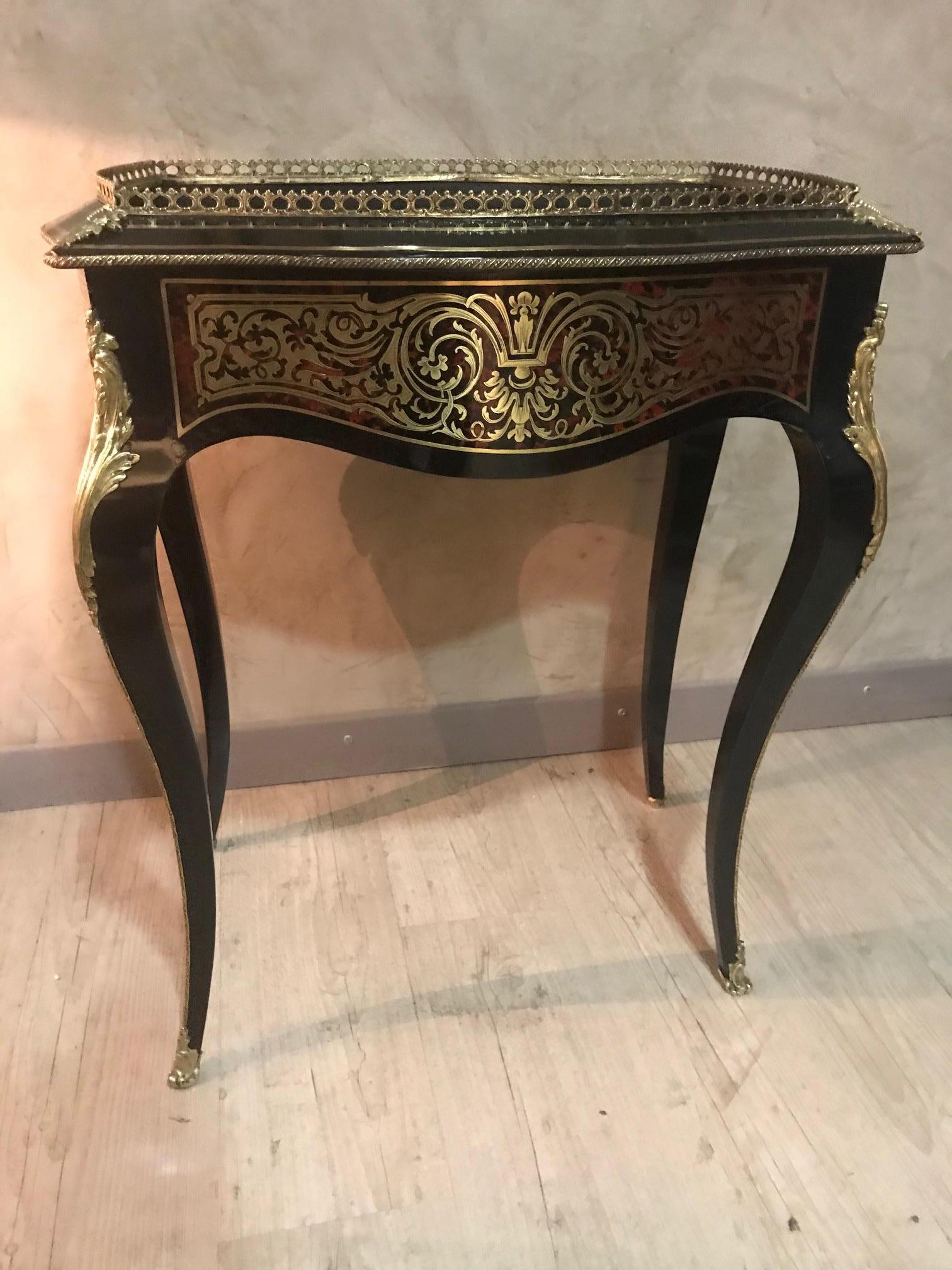 Beautiful and rare 19th century French Naopelon III period mahogany and gilded brass jardinière entirely restored by a good French cabinet maker.
gilded brass gallery and bronze fittings. Real craft work of brass.
The jardinière has been restored,