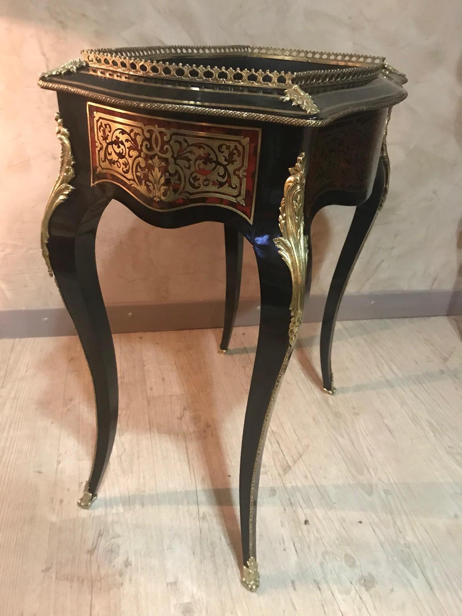 19th Century French Napoleon III Period Mahogany and Brass Jardinière In Good Condition In LEGNY, FR