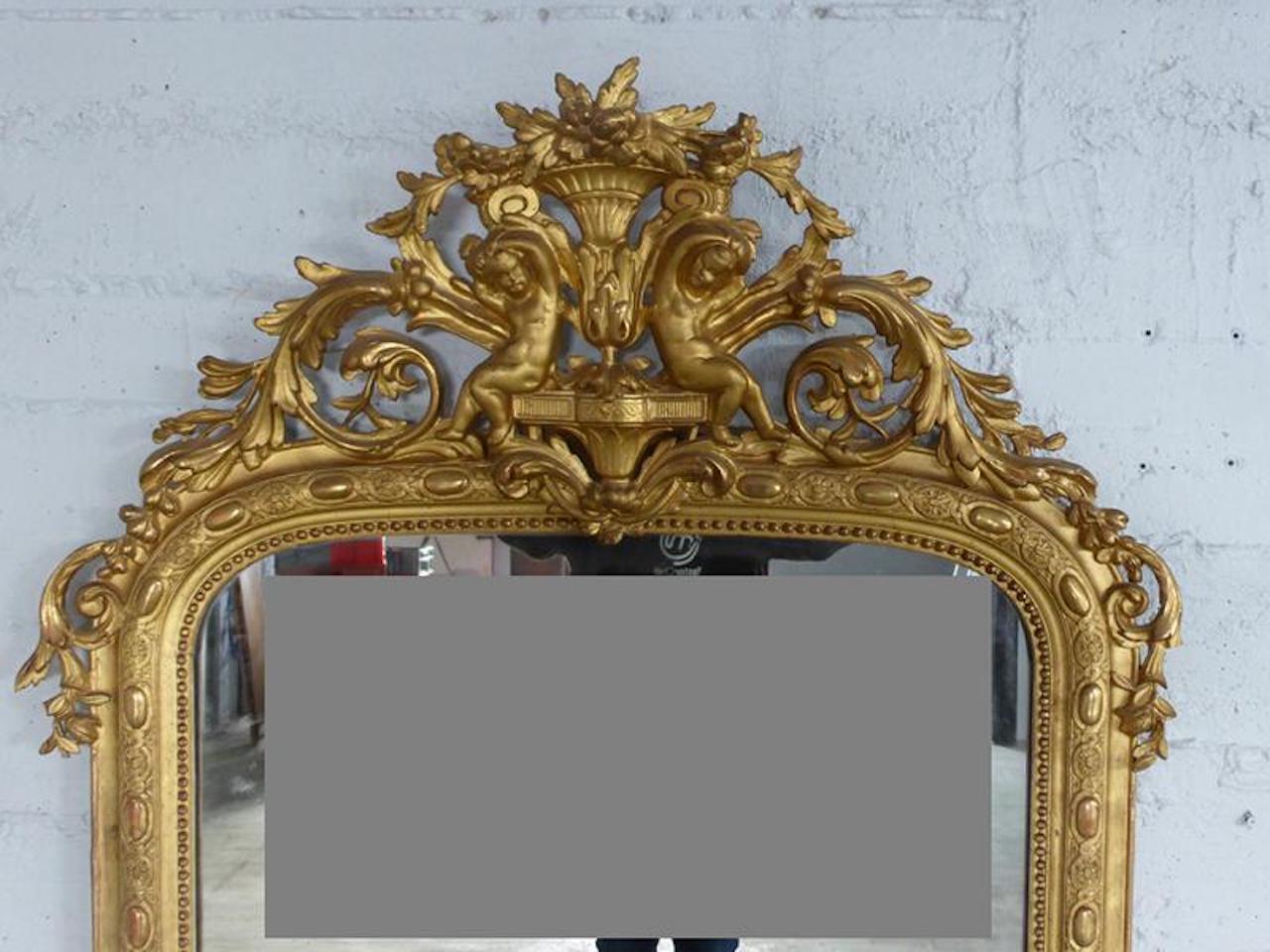 Beautiful mirror with cherubs in wood and gilded stucco from the Napoleon III period.
A very characteristic mirror from the end of the 19th century.
Very good quality and condition.