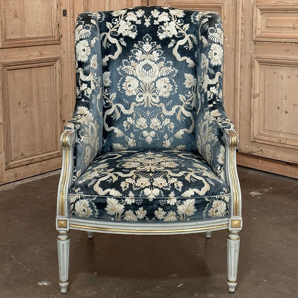 19th Century French Napoleon III Period Painted Wingback Armchair ~ Bergere mit geschnittenem Seidensamt wurde buchstäblich entworfen, um den größtmöglichen Komfort zu bieten!  Die neoklassische Architektur des Gestells umfasst einen subtil