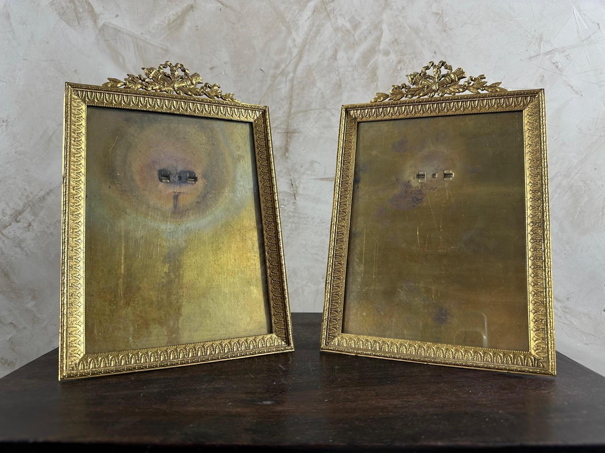 Very beautiful pair of frames to put on a table or console or hang on the wall in gilded bronze in Louis XVI style, from the Napoleon III period with a glass. Nice Louis XVI details, torch, olive leaves... Good condition. Very nice quality.