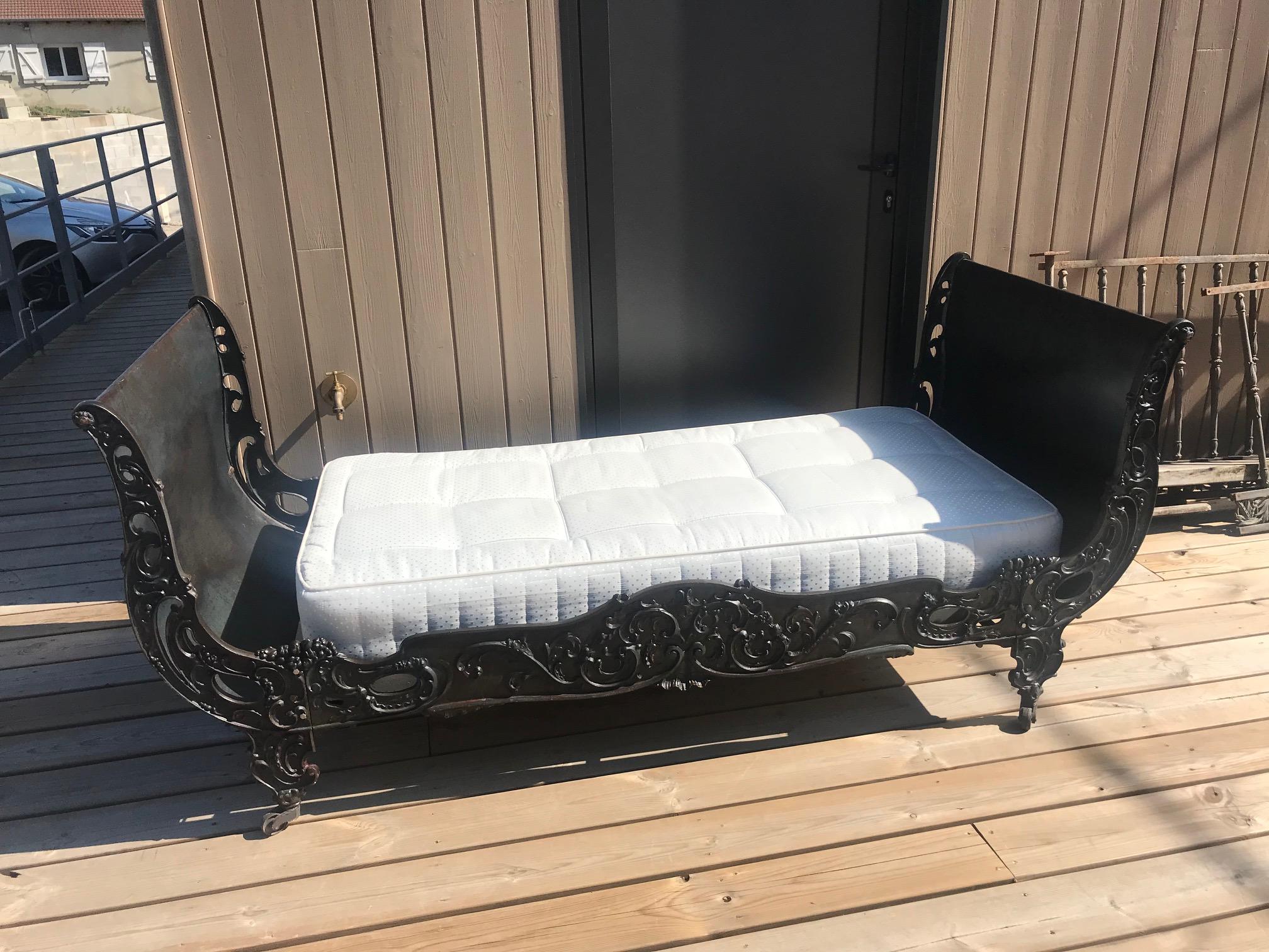 Exceptional and rare French Napoleon III rolling black metal single bed.
Beautiful metal and details work. Four wheels.
Entirely removable. The two sides and two jambs. Mattress in good condition (79 cm X 156 cm).
Very high quality. Can be used