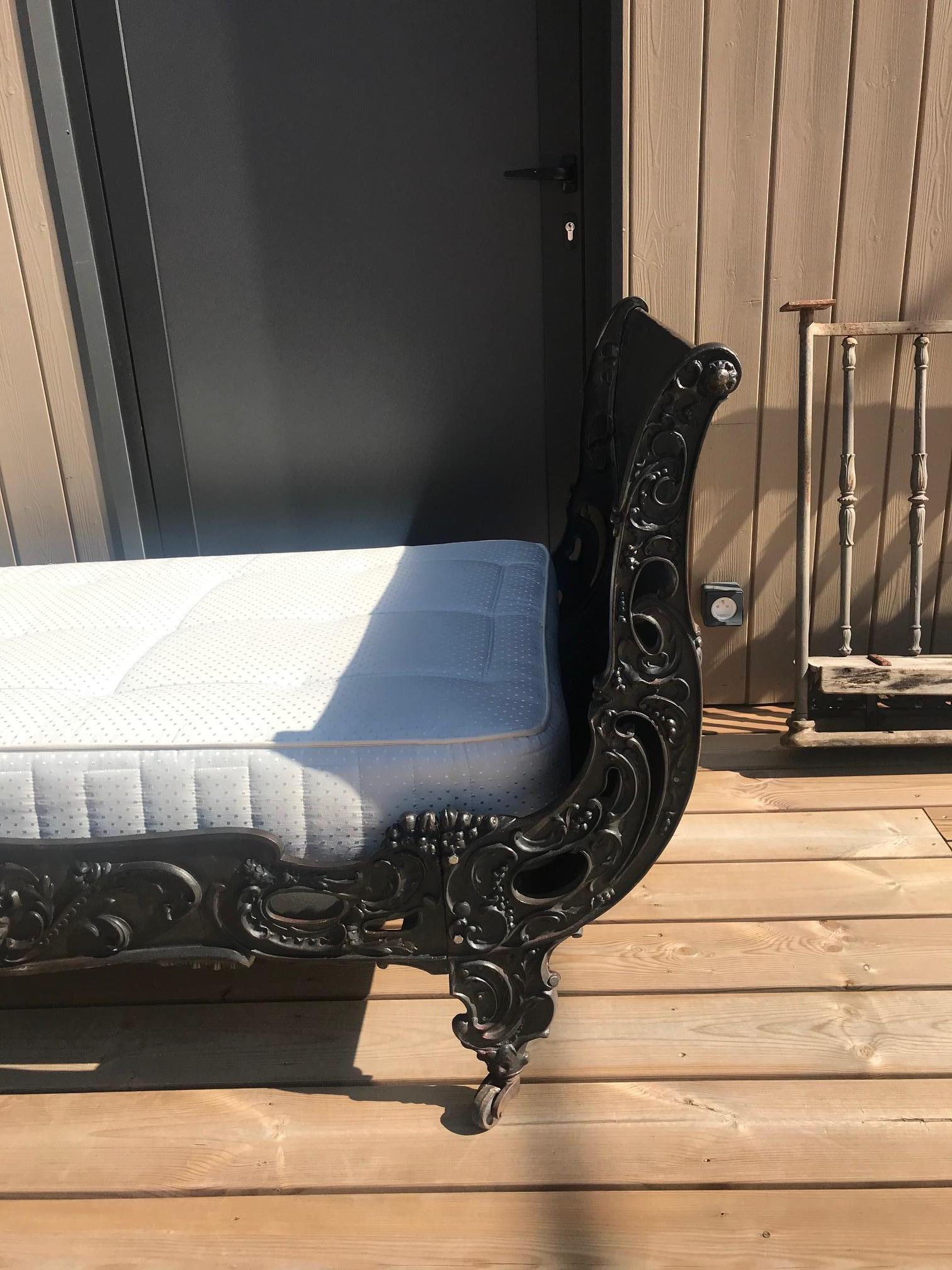 19th Century French Napoleon III Period Rolling Black Metal Single Bed In Good Condition In LEGNY, FR