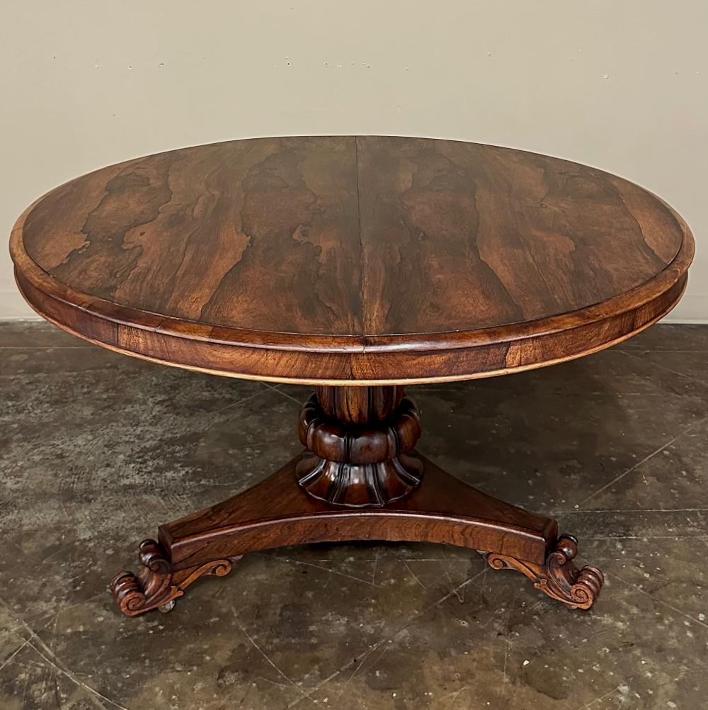 La table centrale ronde en palissandre de l'époque Napoléon III du XIXe siècle a été littéralement conçue pour captiver l'attention des invités dès leur entrée dans la maison.  Utilisant du bois de rose exotique importé des Amériques, il met en