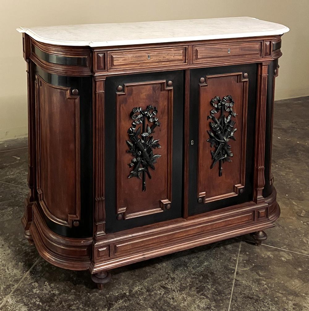Il buffet francese del XIX secolo in legno di noce del periodo di Napoleone III con marmo di carrara riflette un periodo affascinante della storia francese in cui tutti gli stili vennero rivisitati, compreso l'intramontabile stile neoclassico
