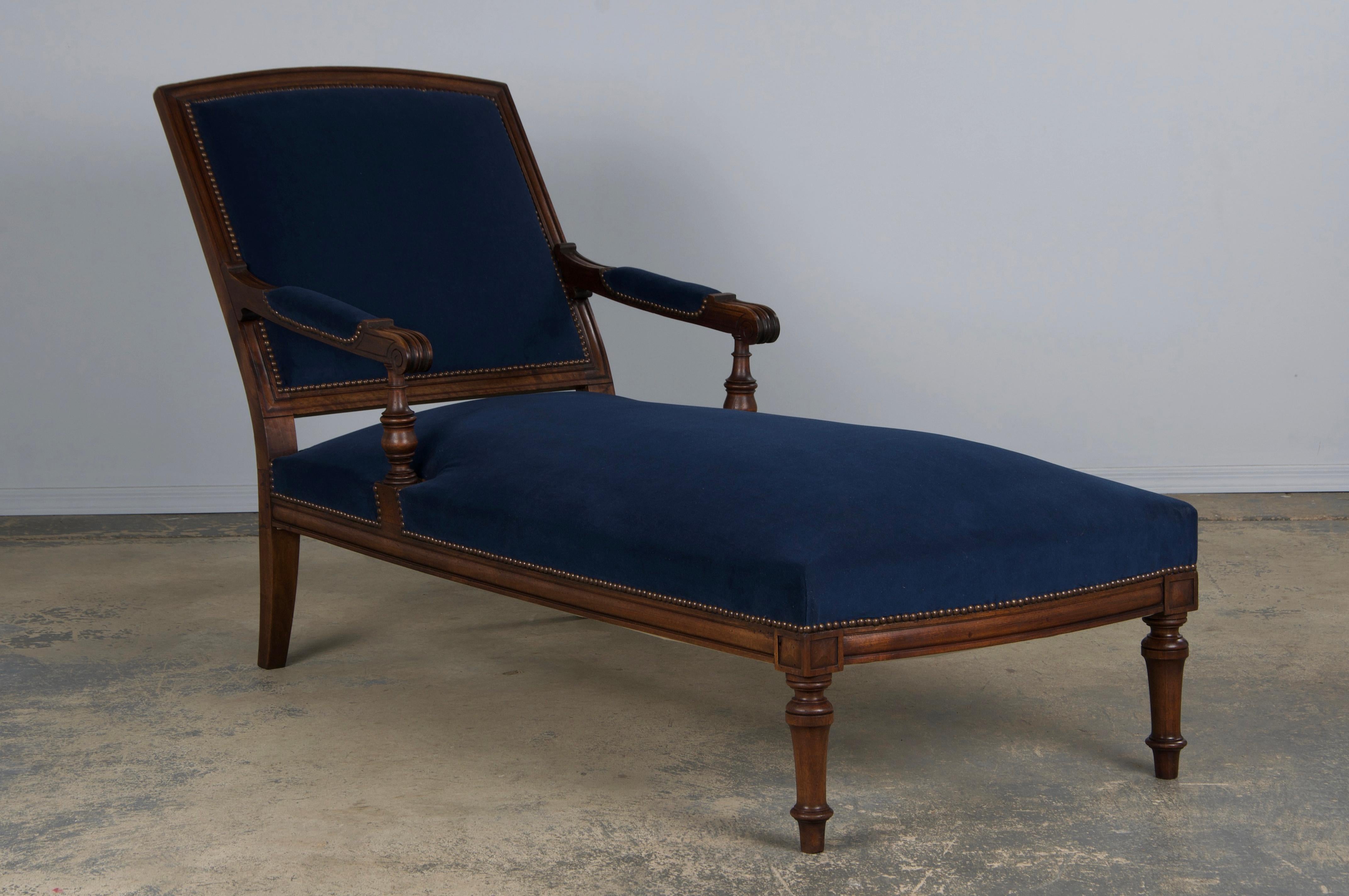 19th Century French Napoleon III Period Walnut Chaise Lounge W/ Dark Blue Velvet For Sale 6