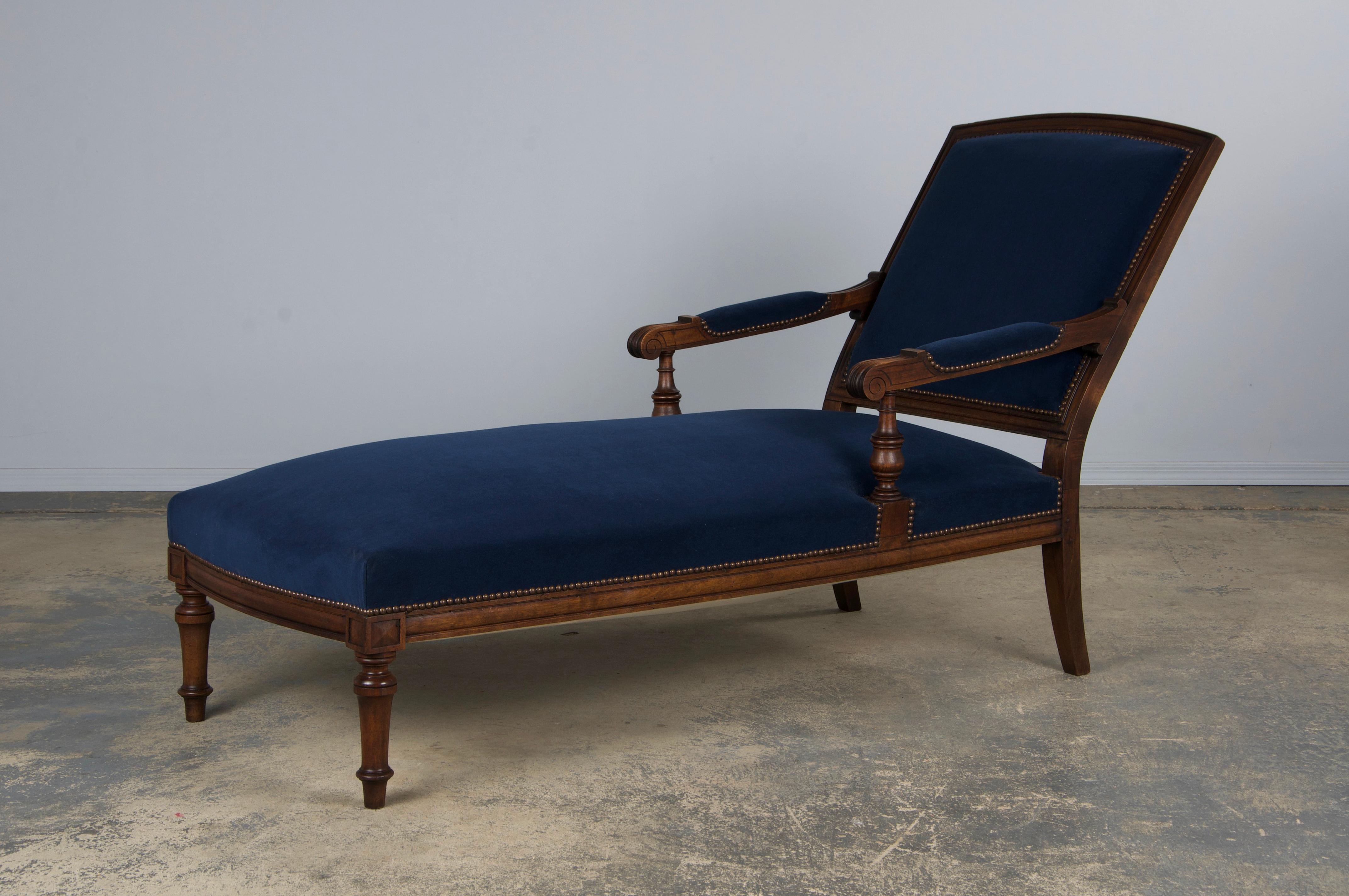 19th Century French Napoleon III Period Walnut Chaise Lounge W/ Dark Blue Velvet For Sale 7