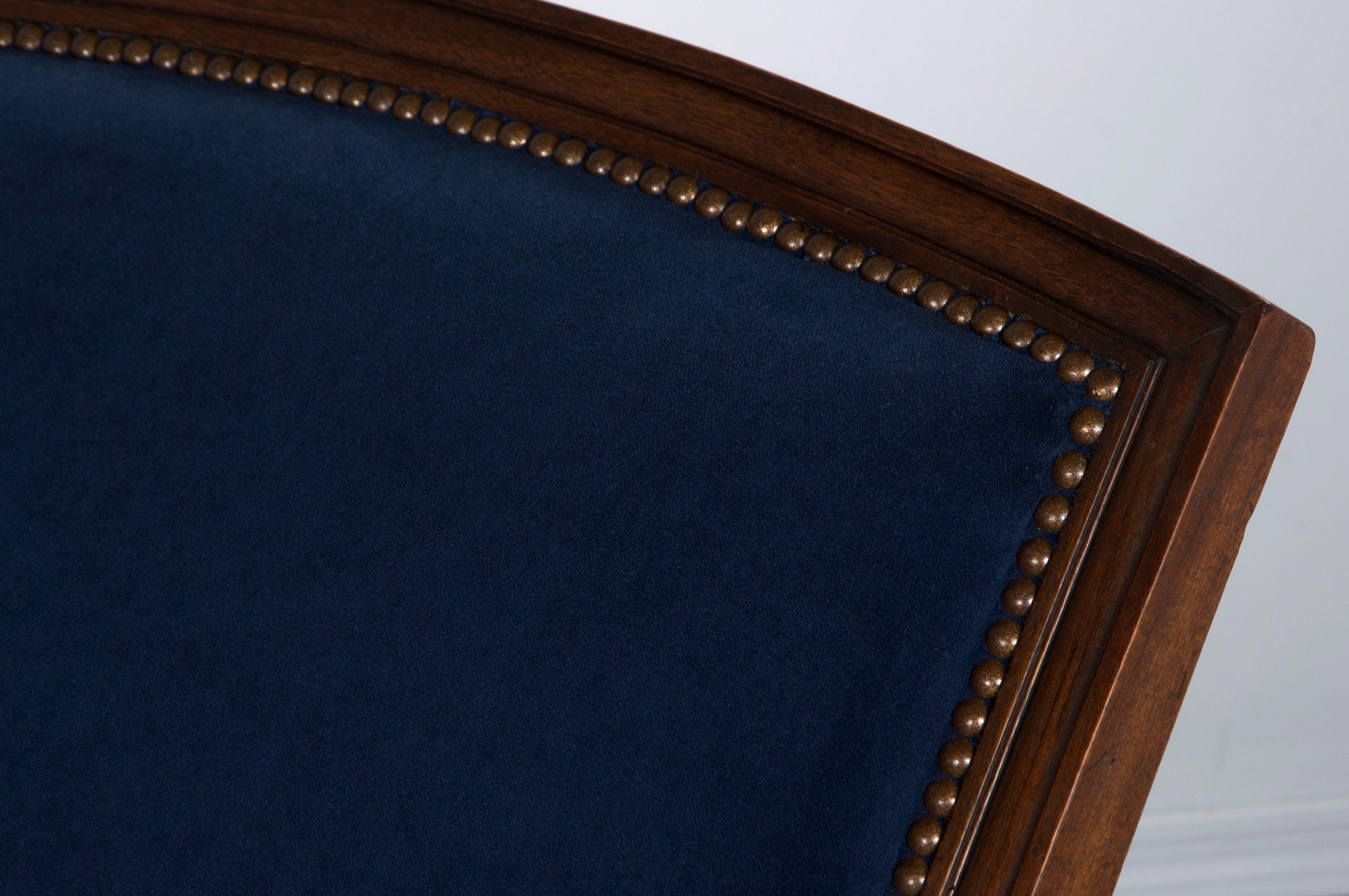 19th Century French Napoleon III Period Walnut Chaise Lounge W/ Dark Blue Velvet For Sale 8