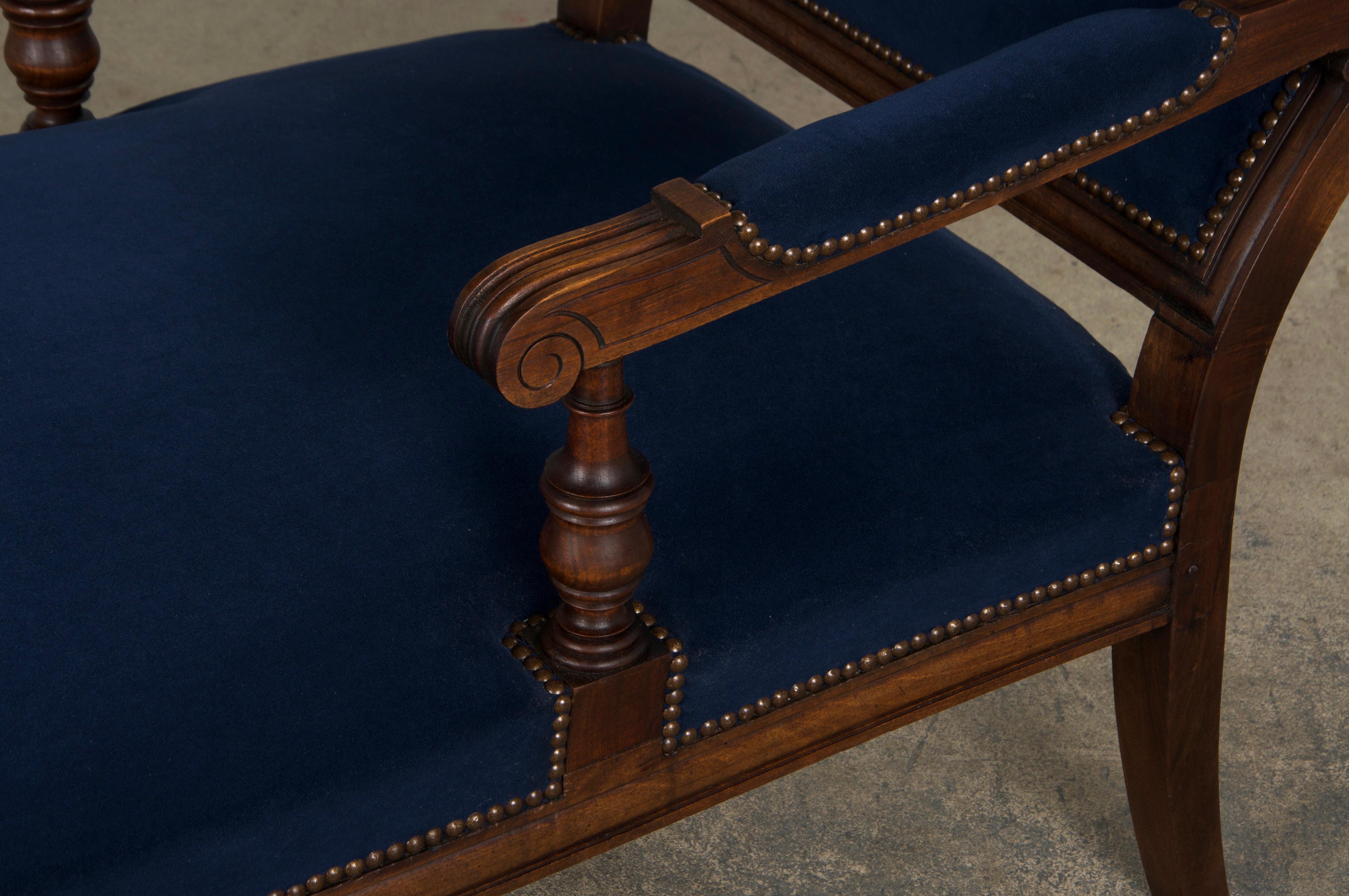 19th Century French Napoleon III Period Walnut Chaise Lounge W/ Dark Blue Velvet For Sale 9