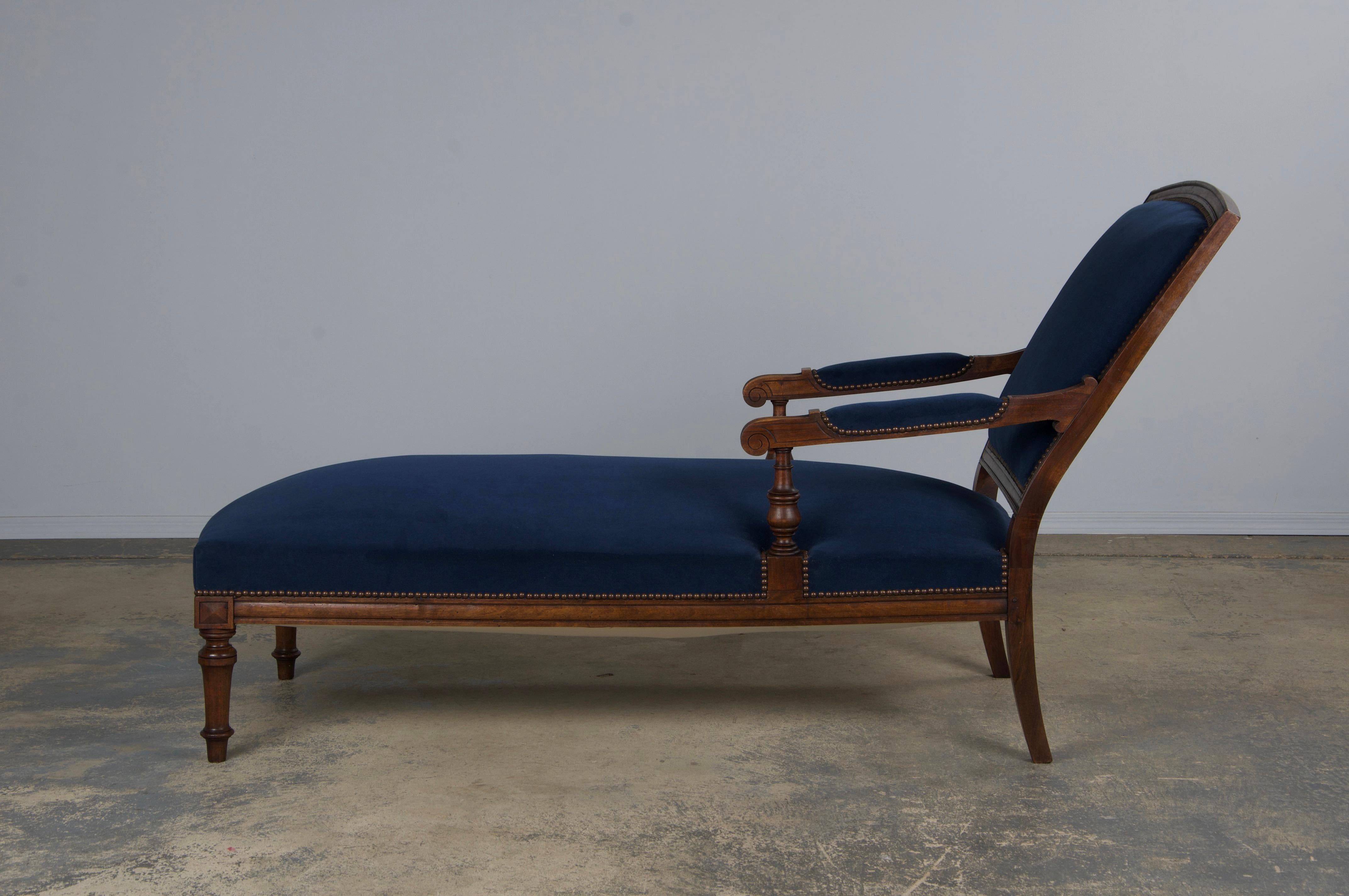 19th Century French Napoleon III Period Walnut Chaise Lounge W/ Dark Blue Velvet For Sale 10