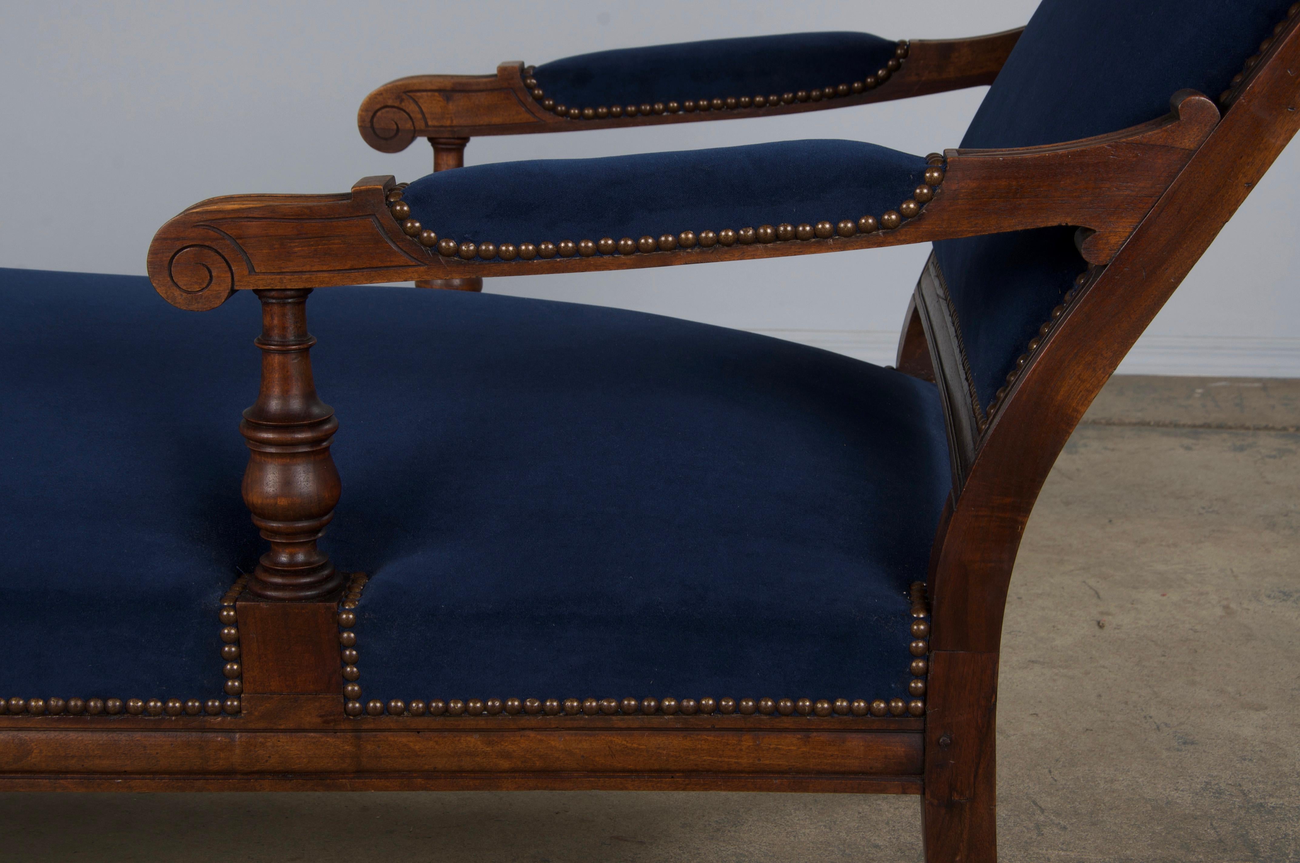 19th Century French Napoleon III Period Walnut Chaise Lounge W/ Dark Blue Velvet For Sale 11