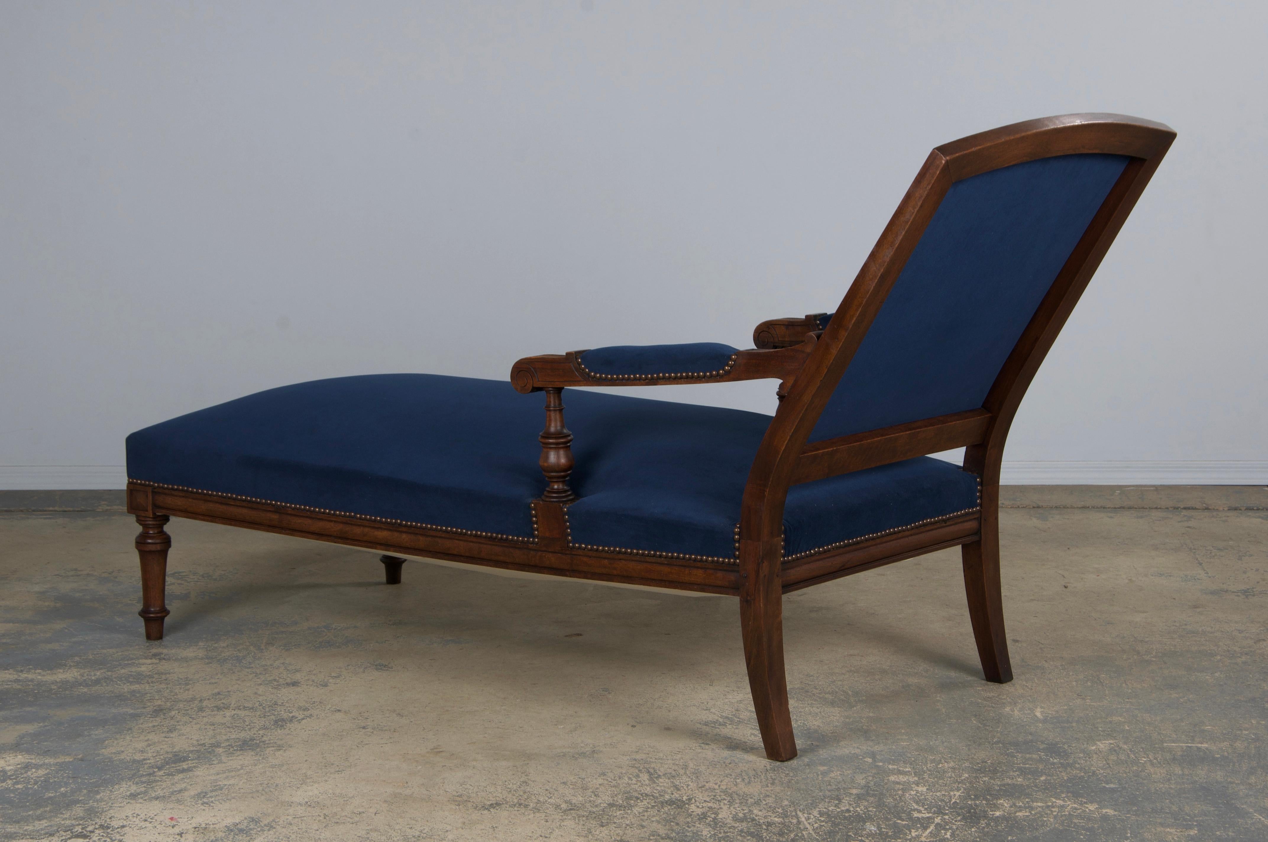 19th Century French Napoleon III Period Walnut Chaise Lounge W/ Dark Blue Velvet For Sale 12
