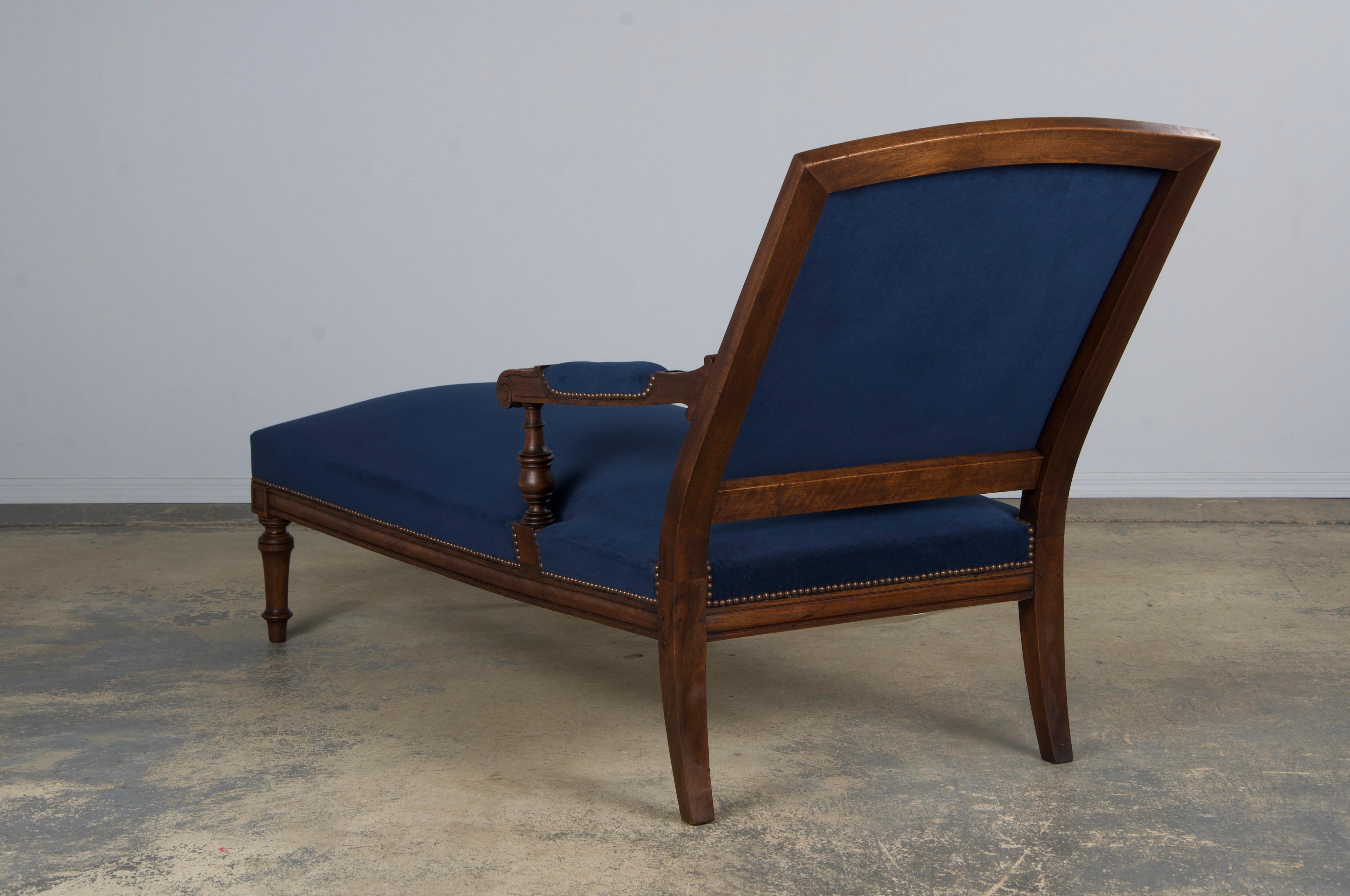 19th Century French Napoleon III Period Walnut Chaise Lounge W/ Dark Blue Velvet For Sale 13