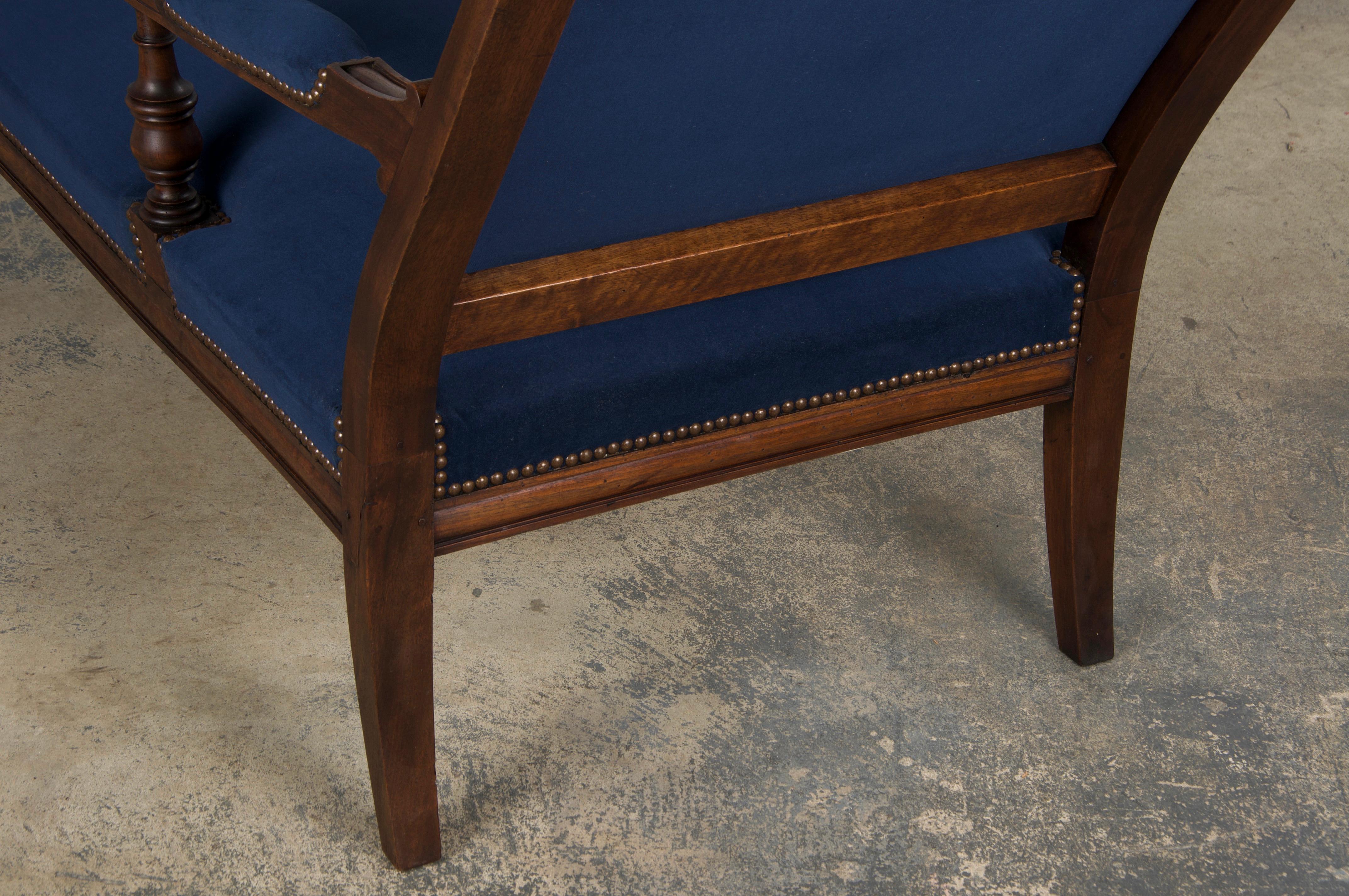 19th Century French Napoleon III Period Walnut Chaise Lounge W/ Dark Blue Velvet For Sale 14