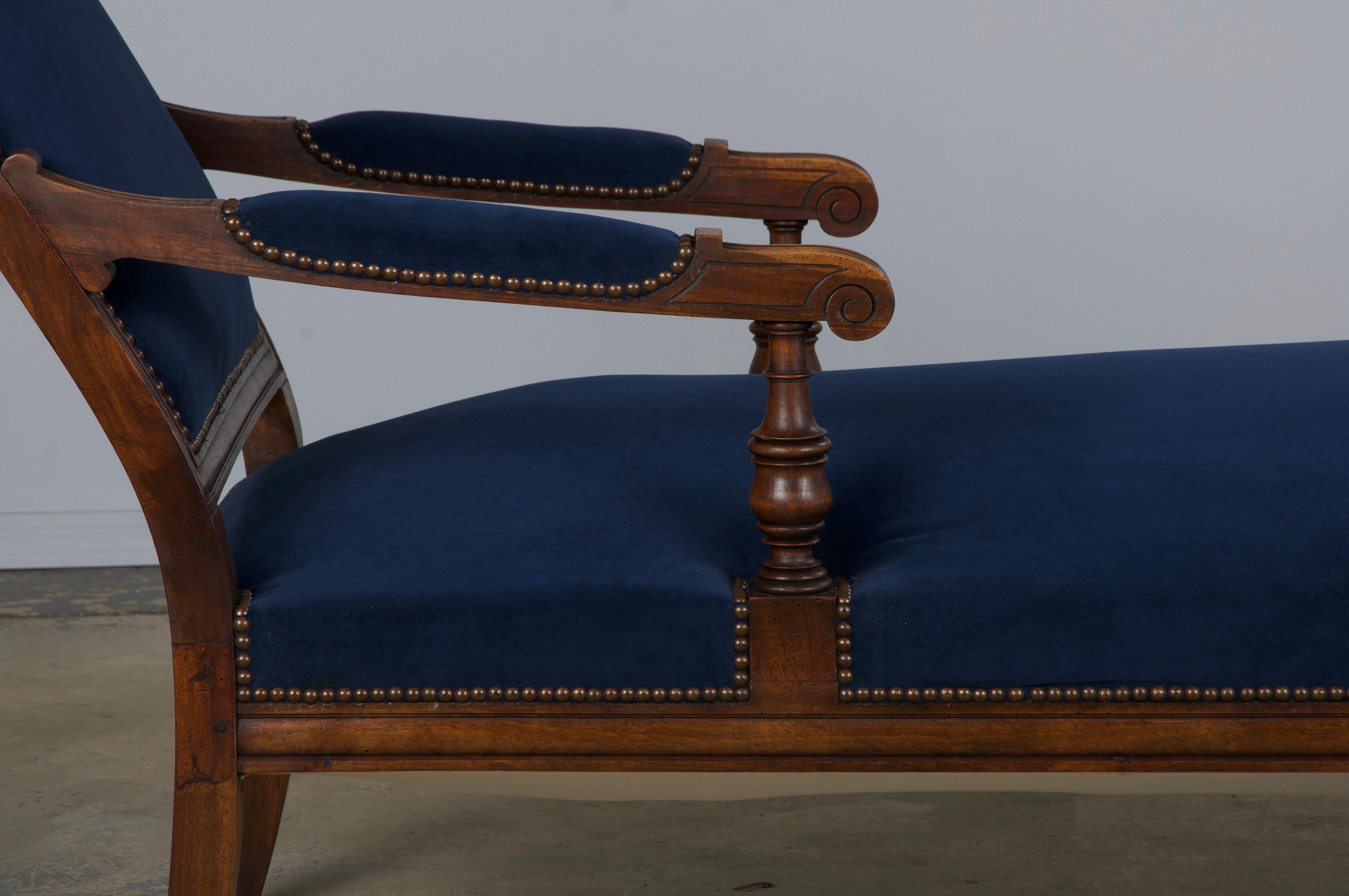 Hand-Carved 19th Century French Napoleon III Period Walnut Chaise Lounge W/ Dark Blue Velvet For Sale