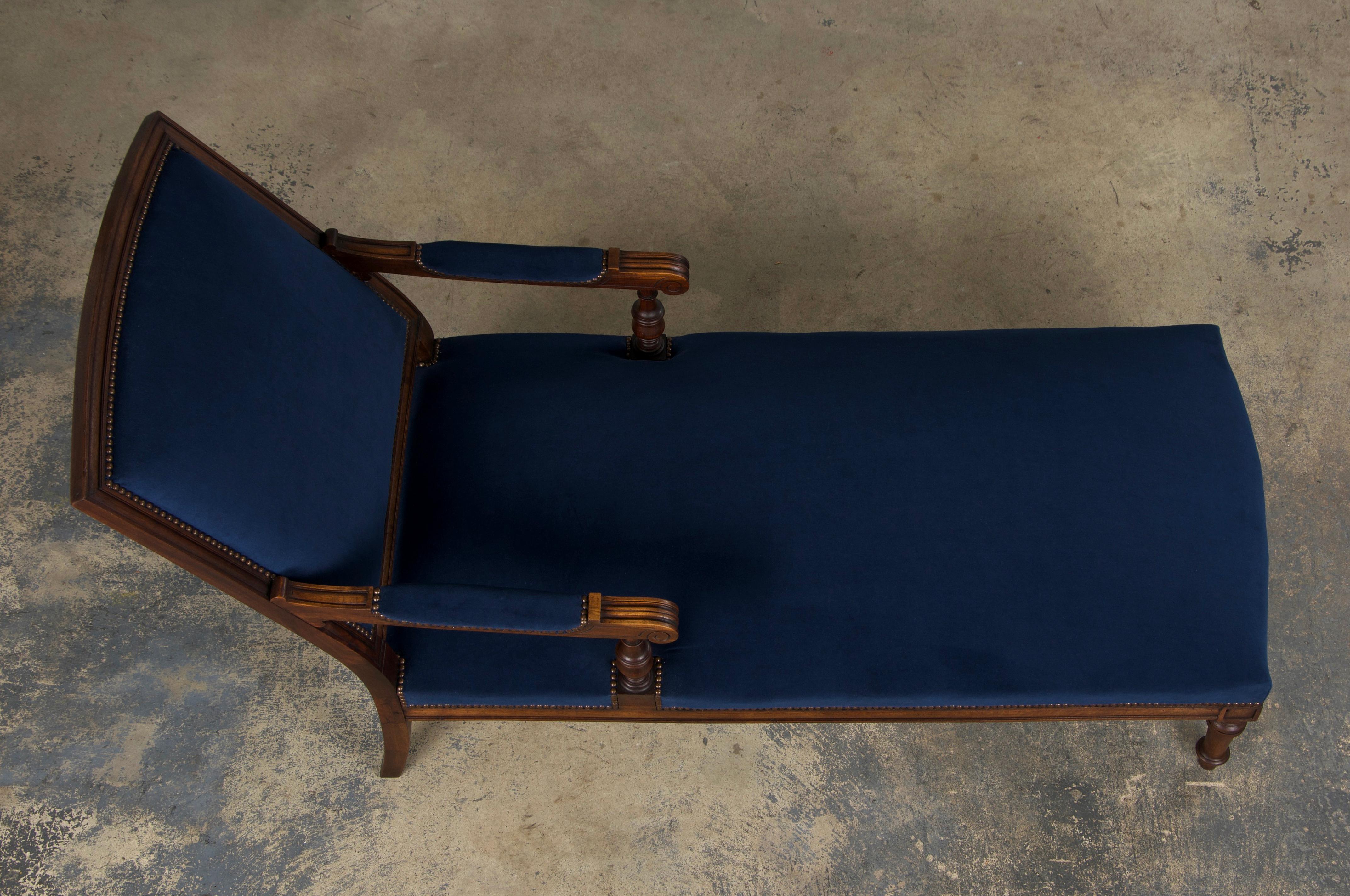19th Century French Napoleon III Period Walnut Chaise Lounge W/ Dark Blue Velvet In Good Condition For Sale In Astoria, NY