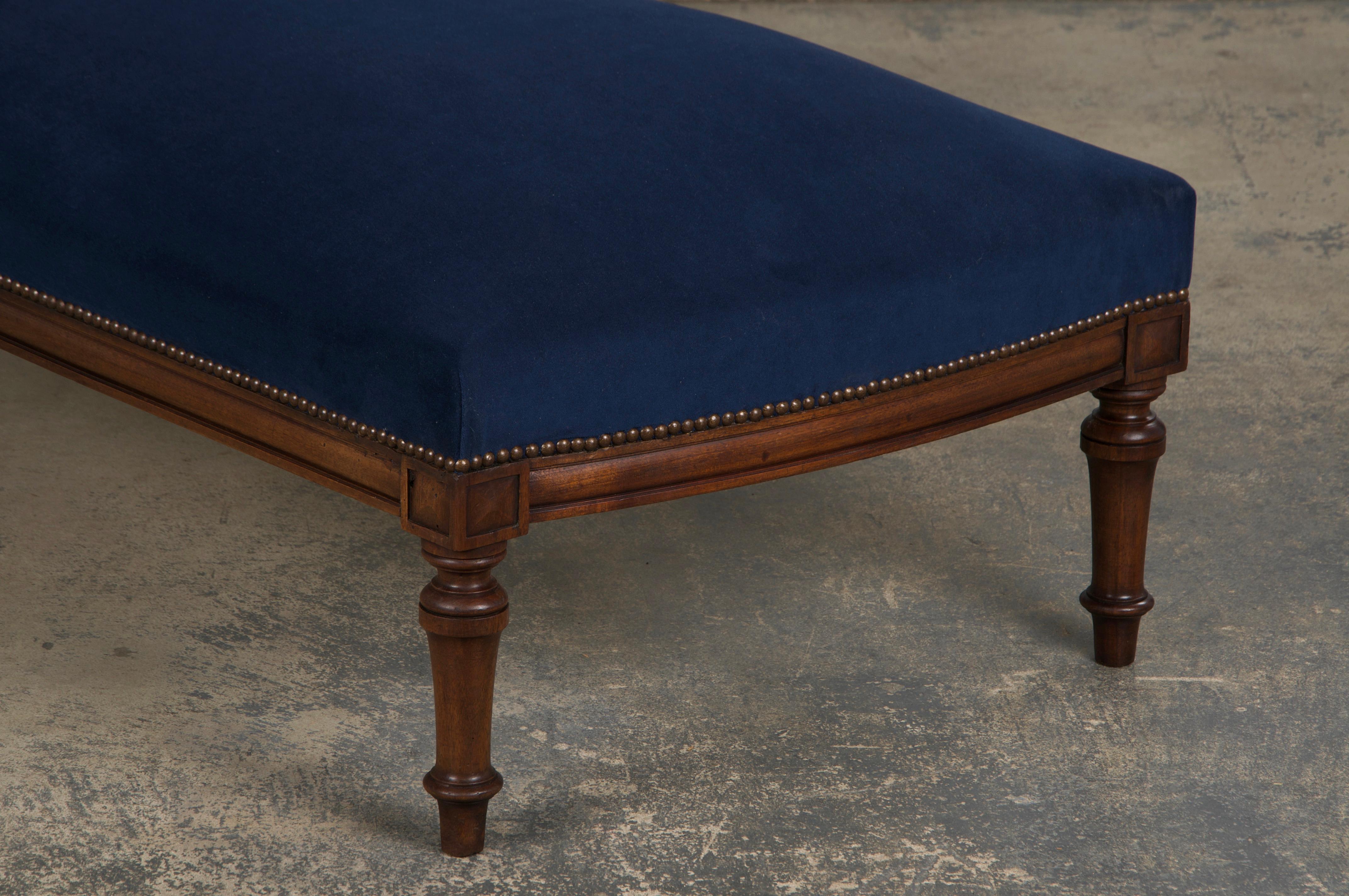 19th Century French Napoleon III Period Walnut Chaise Lounge W/ Dark Blue Velvet For Sale 2