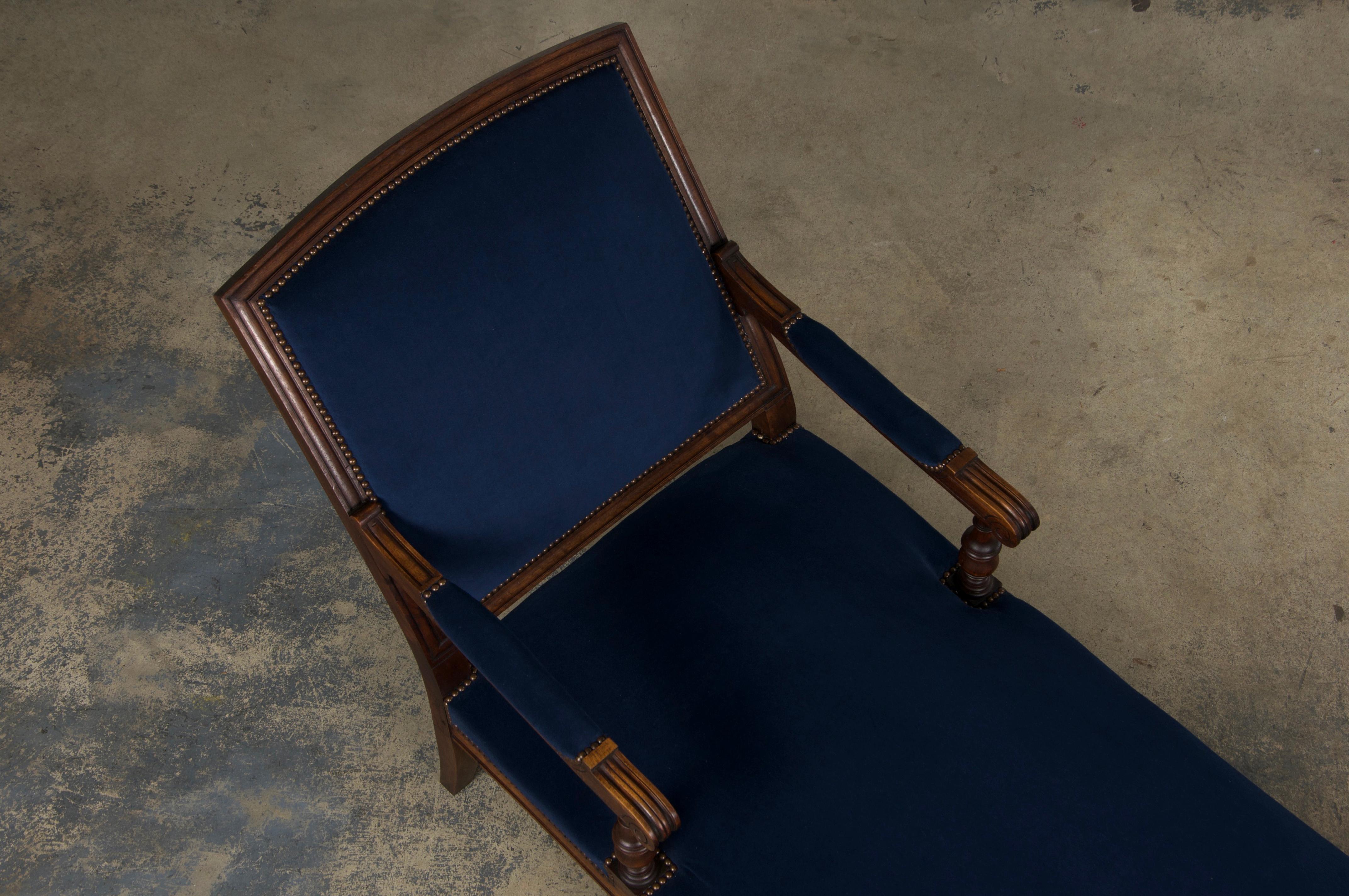 19th Century French Napoleon III Period Walnut Chaise Lounge W/ Dark Blue Velvet For Sale 4