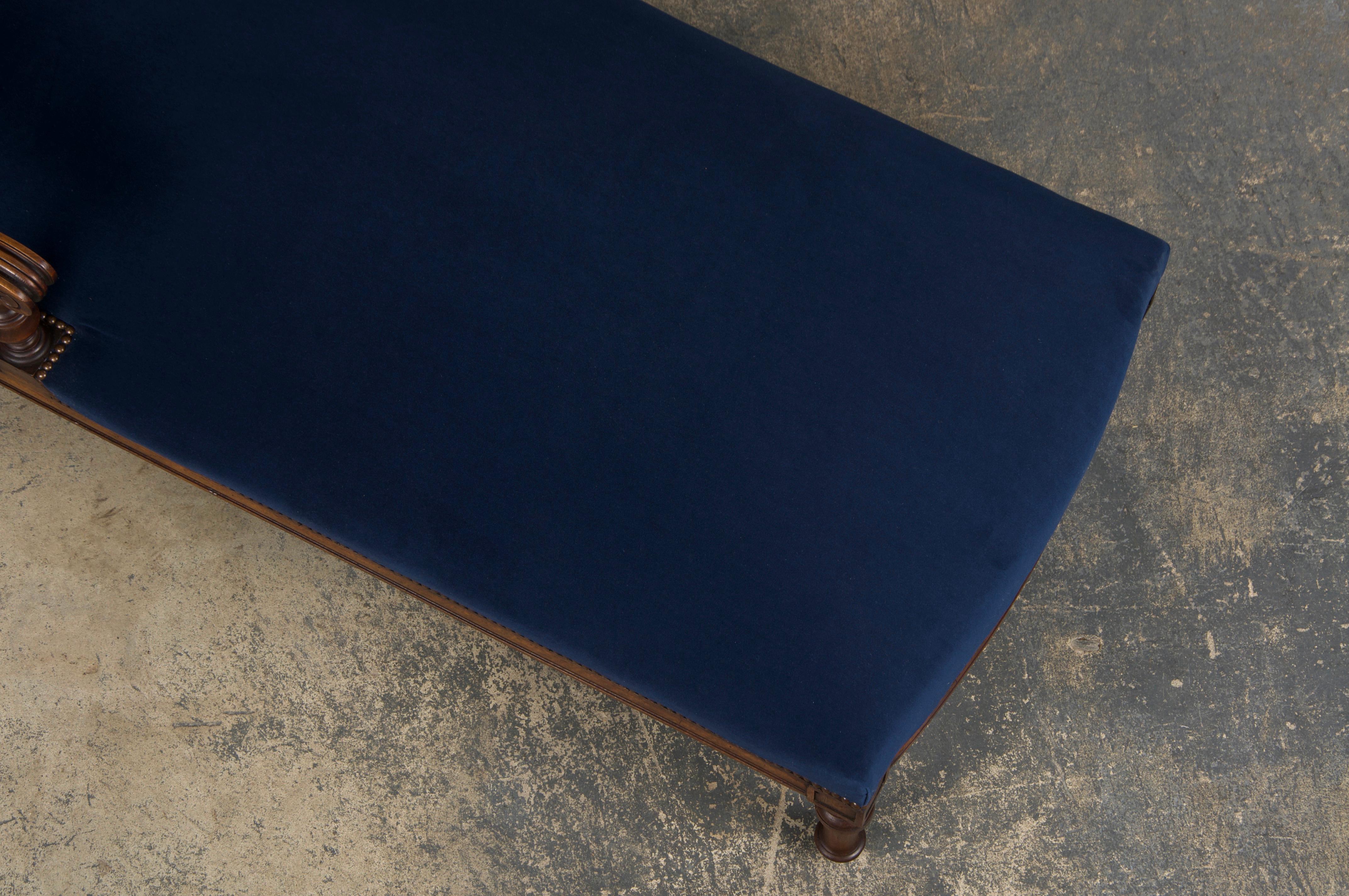 19th Century French Napoleon III Period Walnut Chaise Lounge W/ Dark Blue Velvet For Sale 5