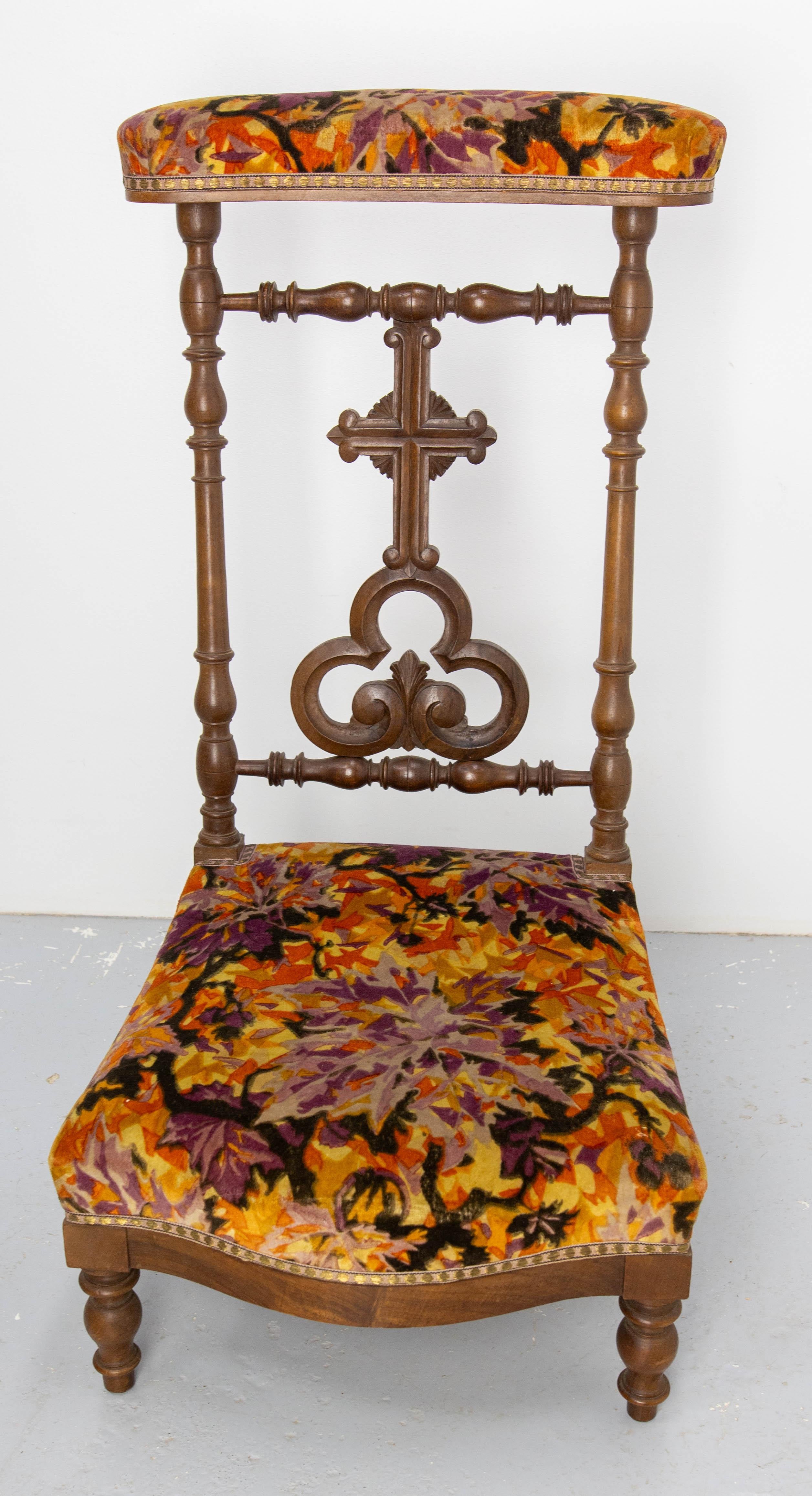 Chaise de prière ou Prie-Dieu d'époque Napoléon III, français, 19ème siècle
Bois exotique et velours avec galon doré. Peut être récupéré pour s'adapter à votre intérieur.
Bon état ancien.
 
  