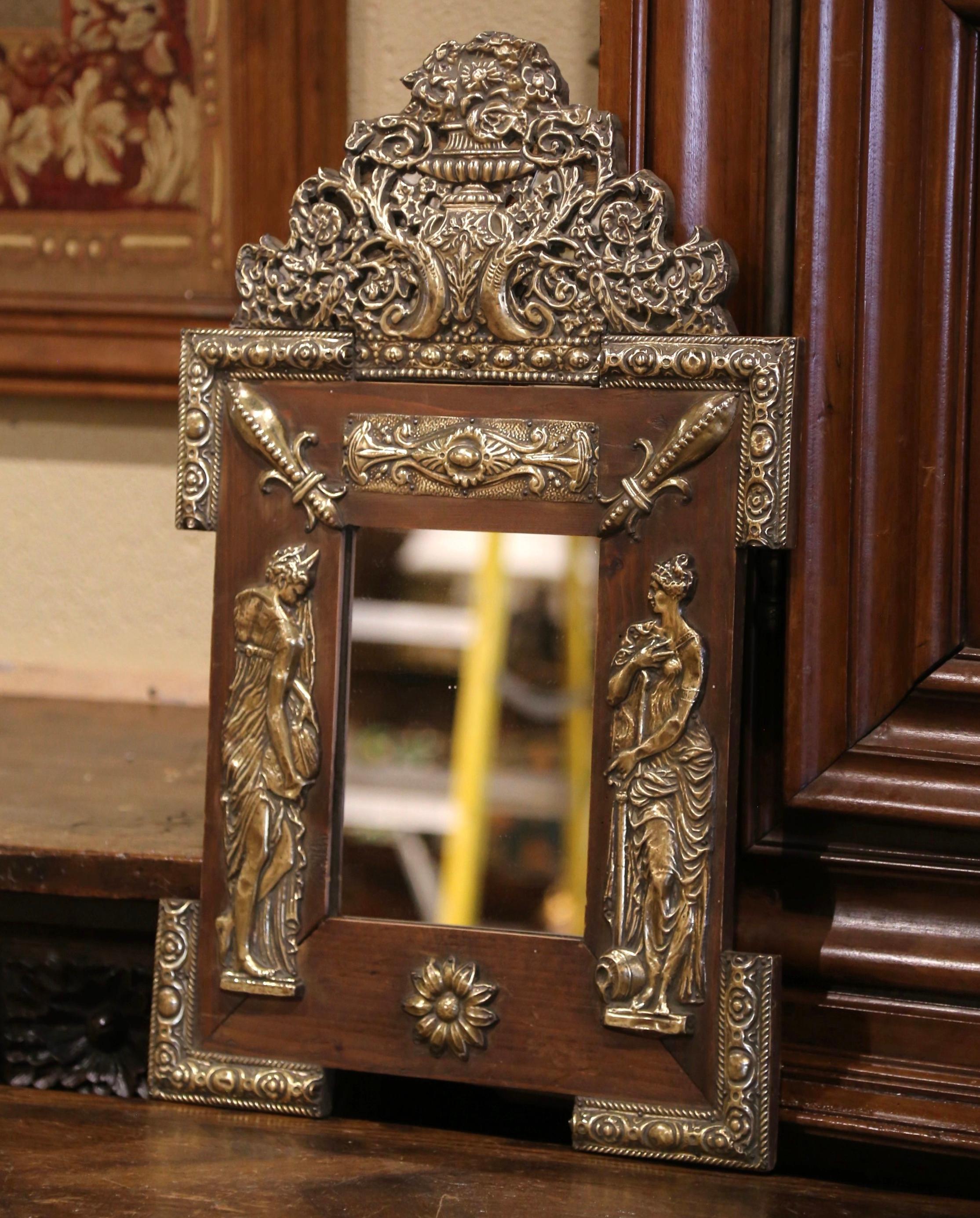 Creato in Francia, intorno al 1890, questo elegante specchio da parete antico è decorato con intricati decori in repousse, tra cui un cartiglio molto grande sul frontone con un vaso floreale centrale con motivi floreali in alto rilievo. I lati