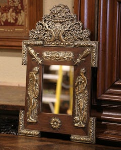 Espejo de pared francés del siglo XIX Napoleón III de latón repujado y pino