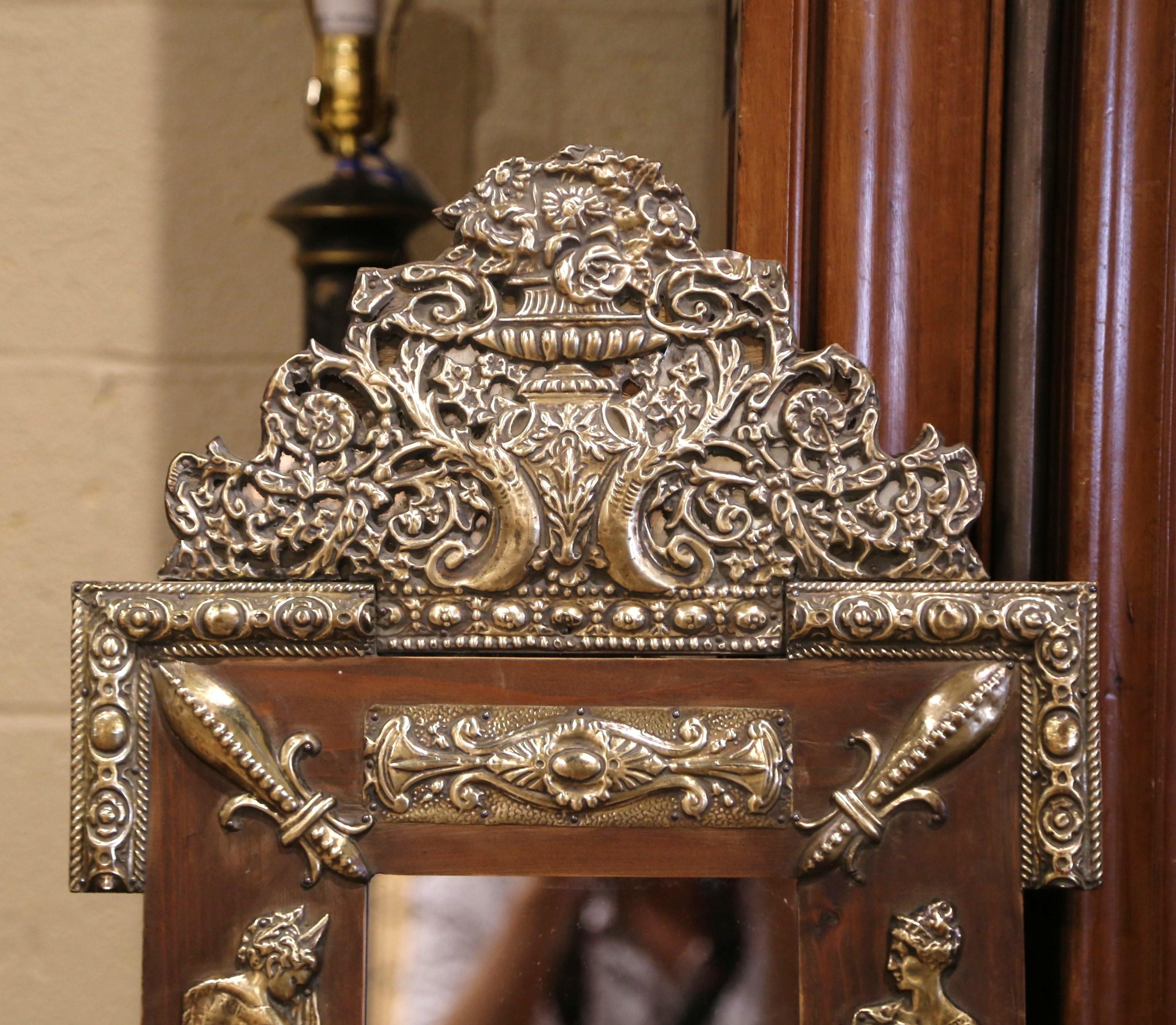 Sbalzo Specchio da parete francese Napoleone III Repousse in ottone e pino del XIX secolo in vendita
