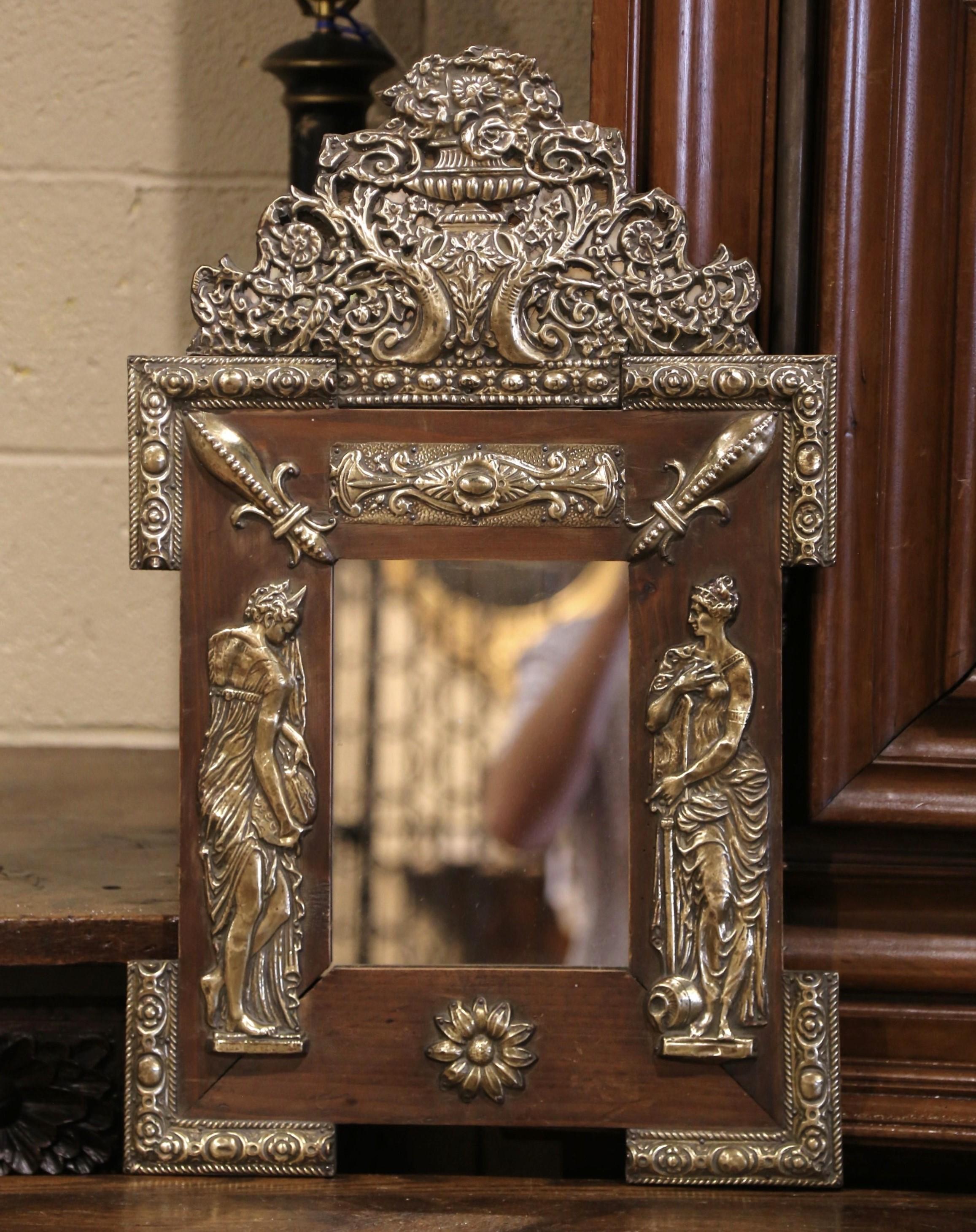 Specchio da parete francese Napoleone III Repousse in ottone e pino del XIX secolo In condizioni ottime in vendita a Dallas, TX