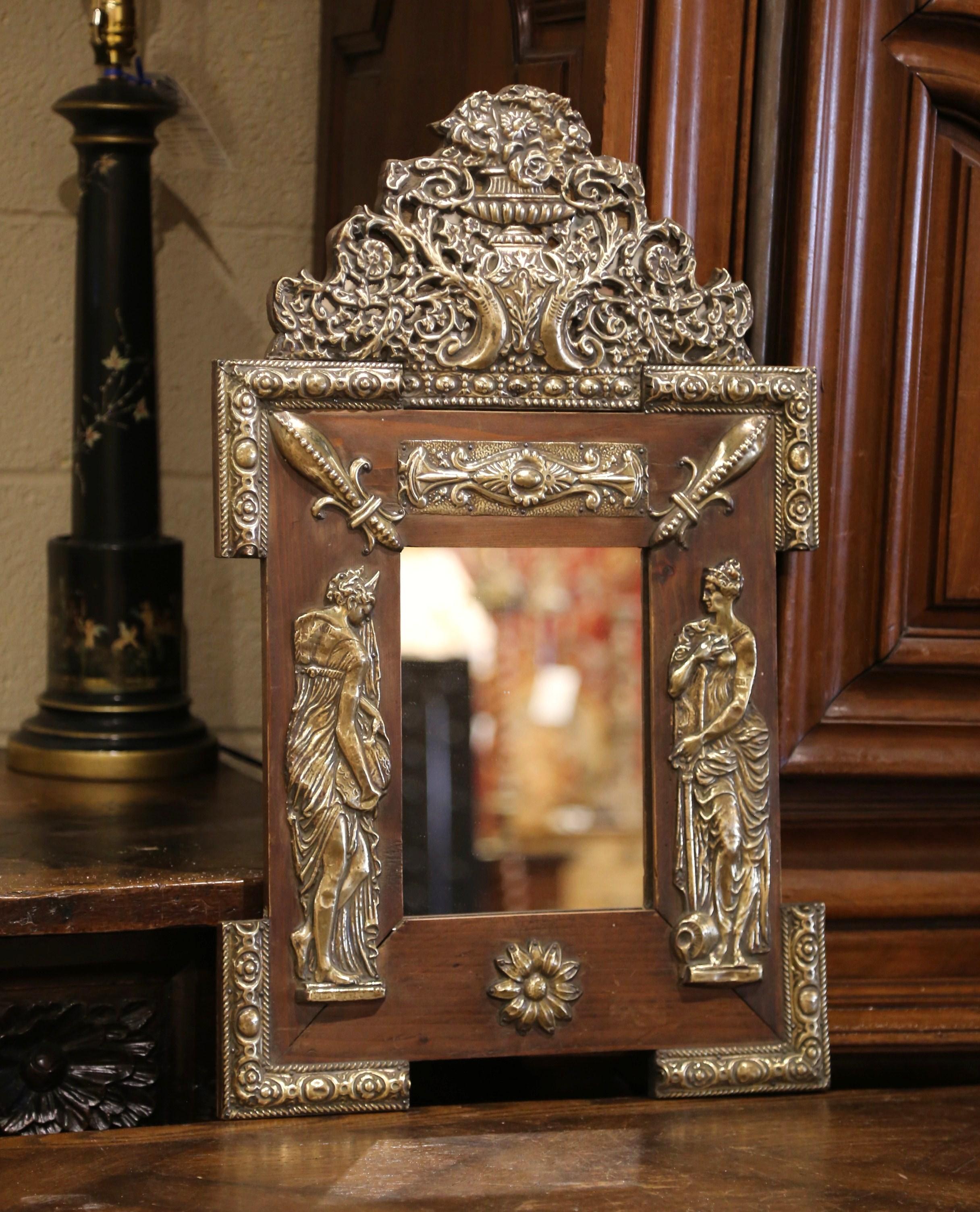 Specchio da parete francese Napoleone III Repousse in ottone e pino del XIX secolo in vendita 1