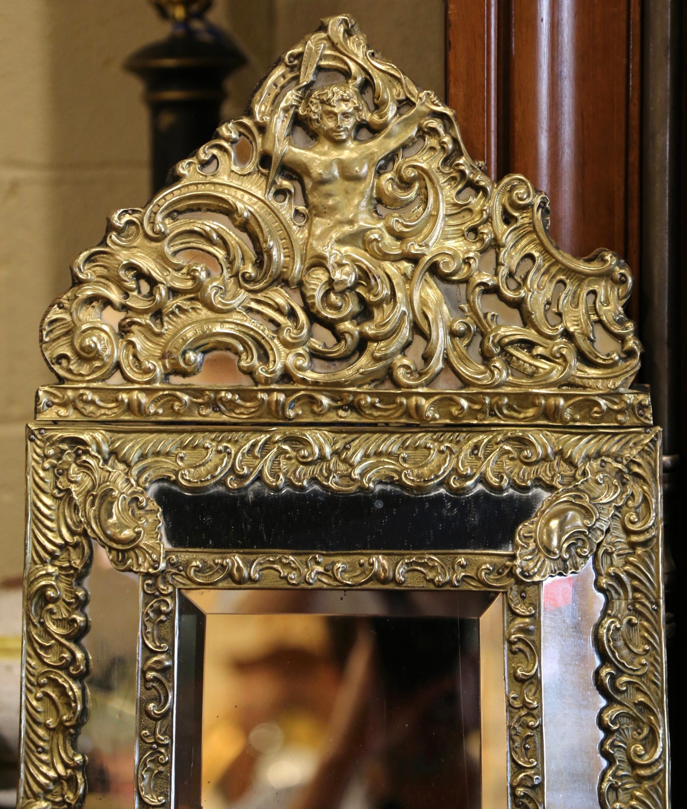 Francese Specchio da parete francese Napoleone III Repousse in ottone smussato del 19° secolo in vendita
