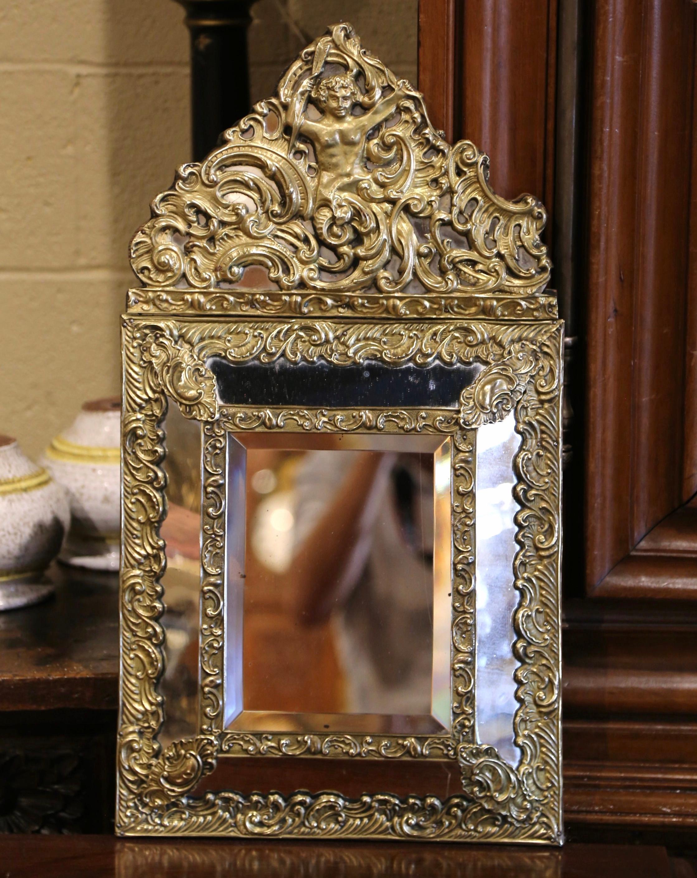 Specchio da parete francese Napoleone III Repousse in ottone smussato del 19° secolo In condizioni ottime in vendita a Dallas, TX