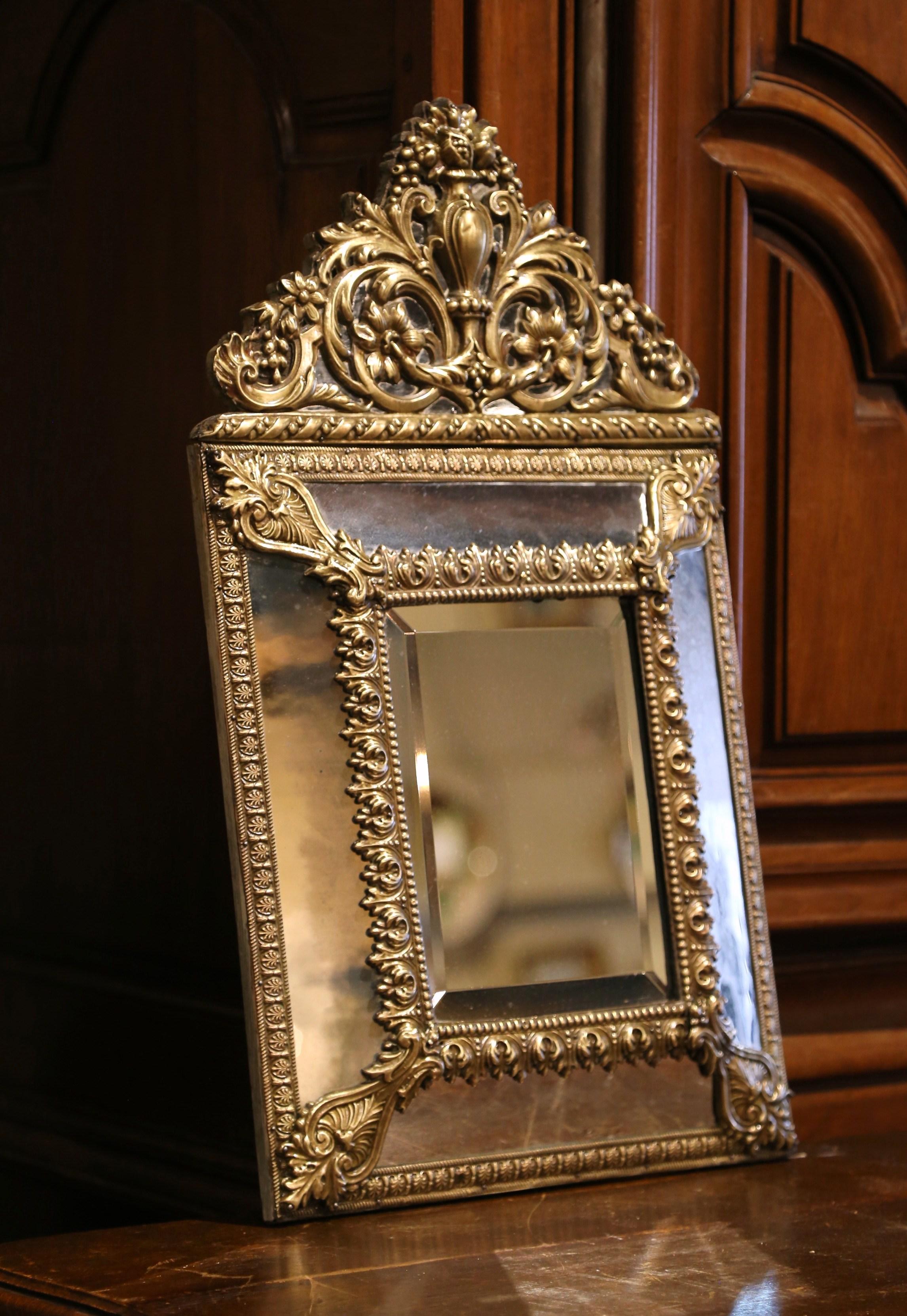 Français Miroir Napoléon III Repoussé à coussin en laiton biseauté du 19ème siècle en vente