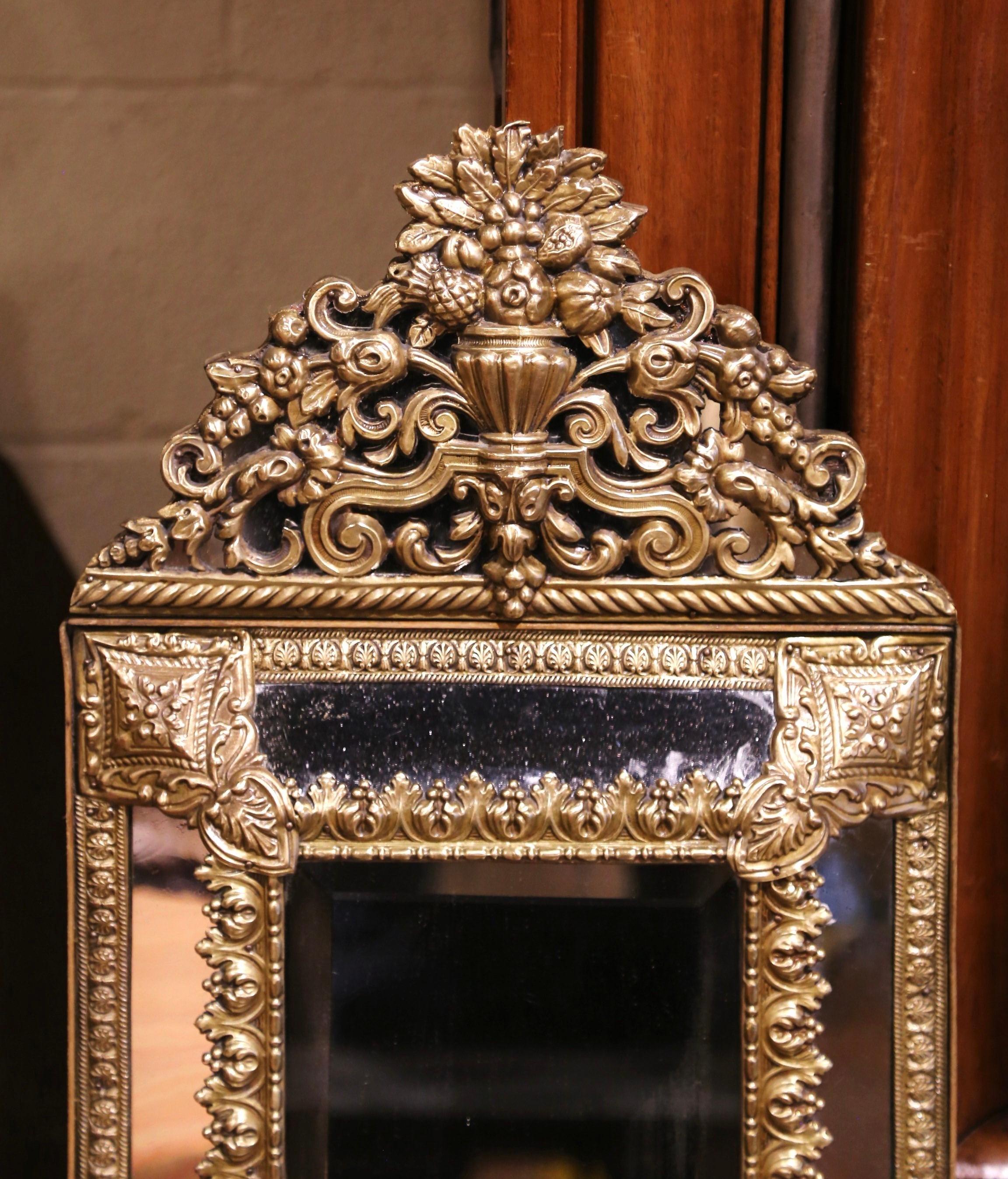 Francese Specchio da parete in ottone smussato Napoleone III Repousse del XIX secolo in vendita