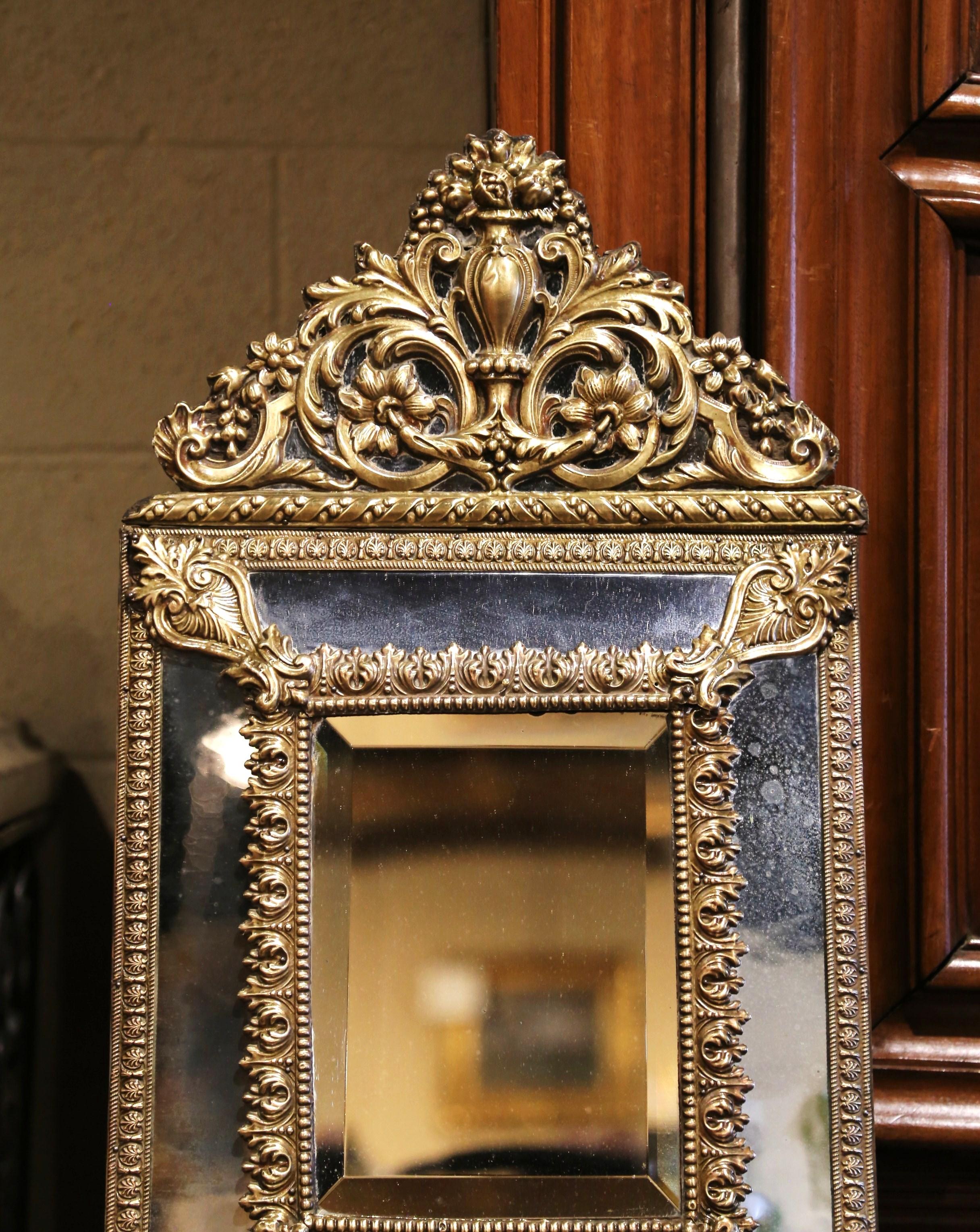 Biseauté Miroir Napoléon III Repoussé à coussin en laiton biseauté du 19ème siècle en vente