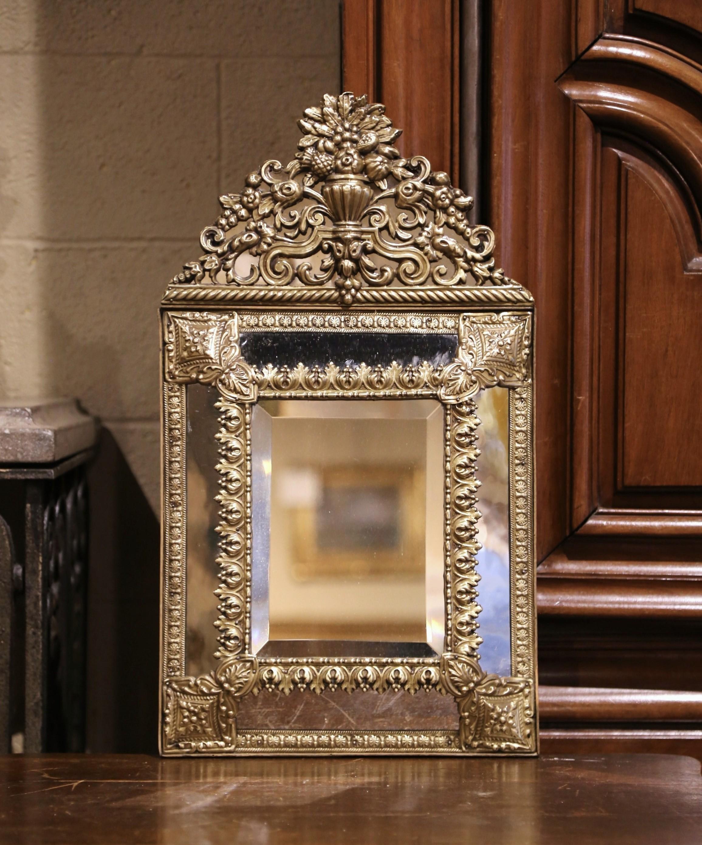 Smussato Specchio da parete in ottone smussato Napoleone III Repousse del XIX secolo in vendita