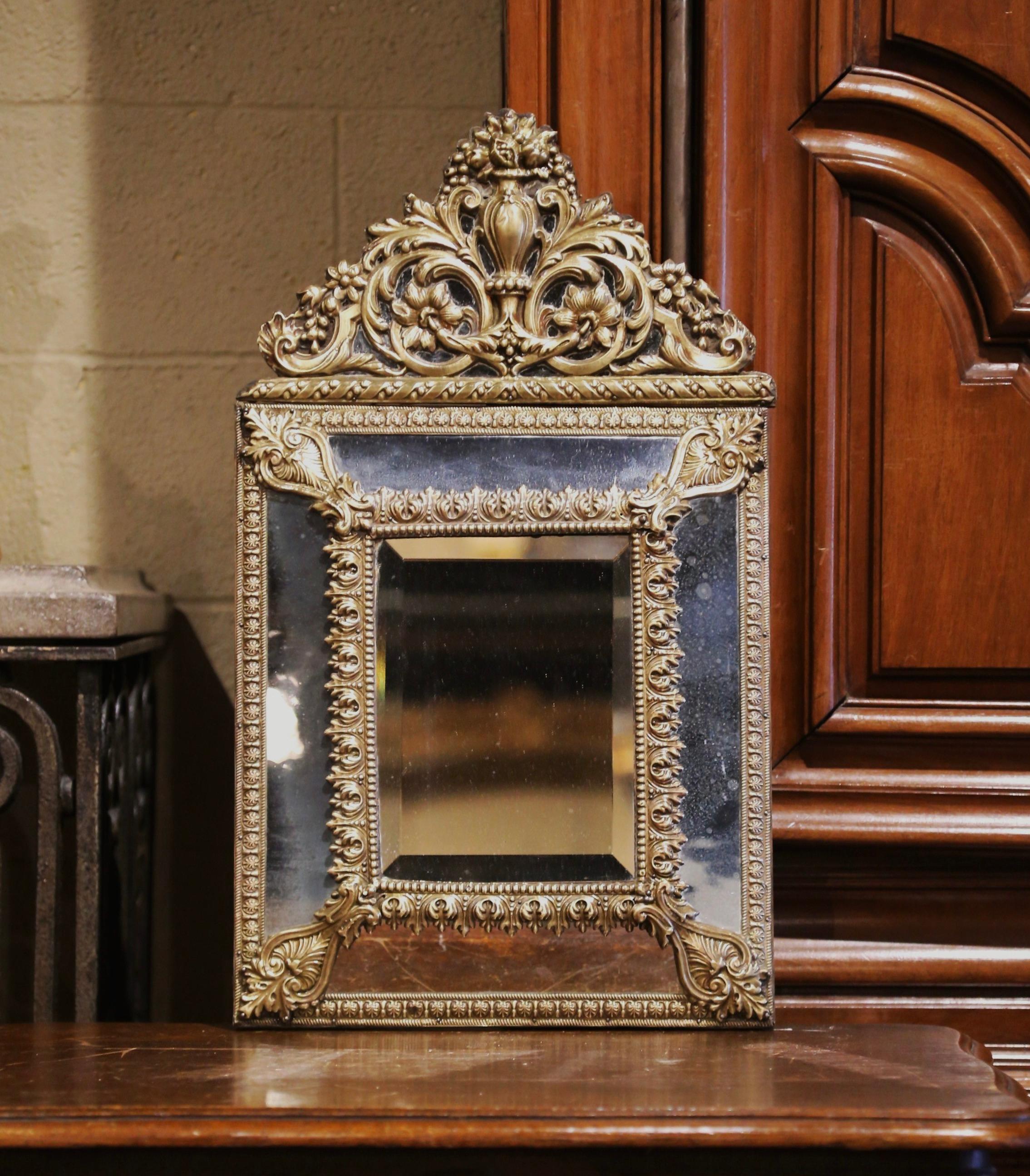 Miroir Napoléon III Repoussé à coussin en laiton biseauté du 19ème siècle Excellent état - En vente à Dallas, TX